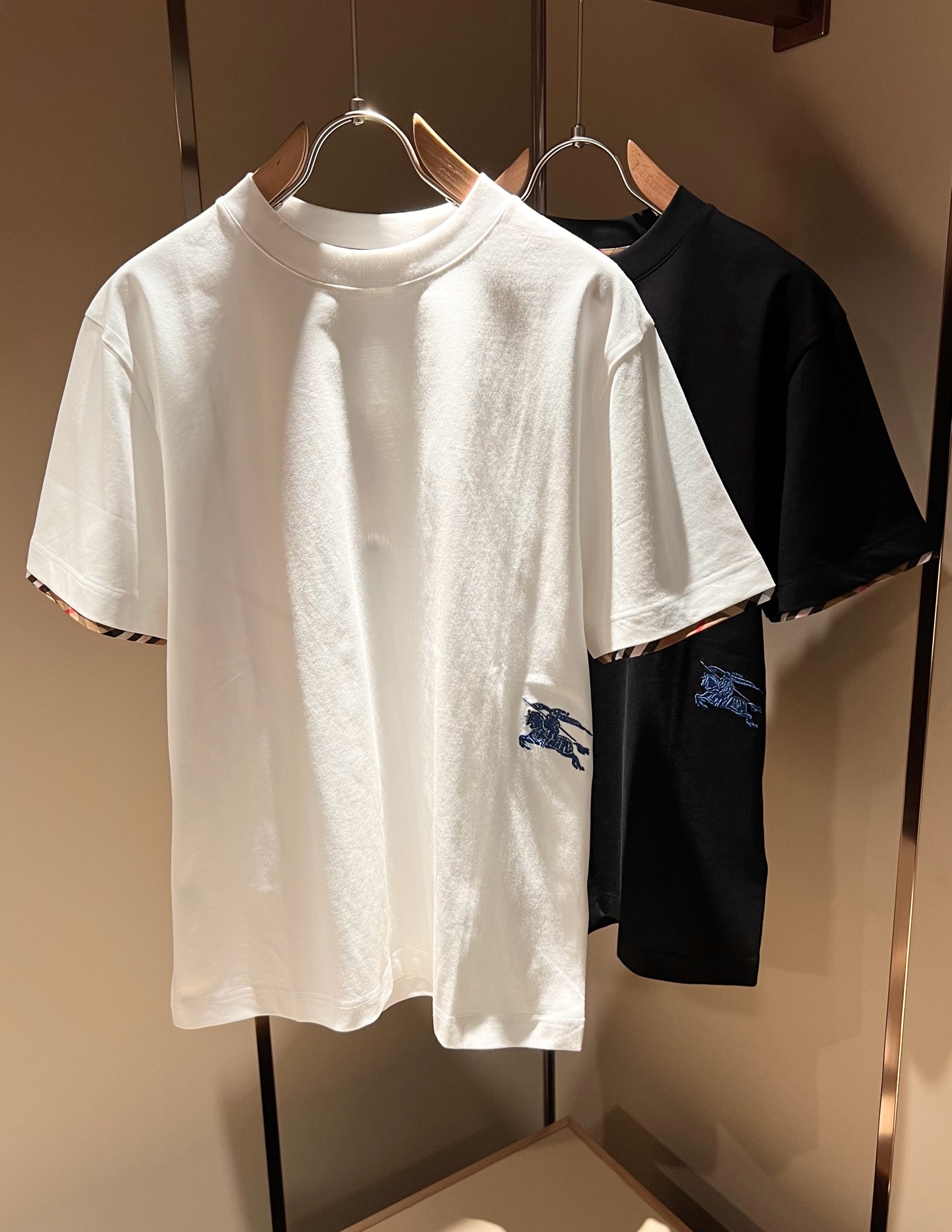 NO:116972,BURBER*Y Ba*li's new short-sleeved T-shirt in spring and summer 2025 is coming, and is made of a popular environmentally friendly pure cotton fabric recently. It is a high-end outdoor sports and leisure series, which is very popular in sports!  BUR's latest special material, embroidery logo pattern design!  Fabric is also called memory cloth, which refers to fabrics with morphological memory functions. It instantly kills all versions on the market. It can only be said that it is not a level at all. Whether it is material, detail restoration and craftsmanship, you are not afraid of any challenges. Just to contribute wonderful products to everyone. As always, it is consistent. A style that implements the core concept of BUR will be closely tied to fashion, always maintaining perfection, a simple but not simple design style perfectly meets the outfit you need in daily life. Size: S-2XL, burberry, T-shirt, tees, t-shirt, alexander wang19860909BURBER*Y巴*莉2025春夏新品短袖T恤,重磅来袭,最近比较火热的环保纯棉面料制作而成,高端户外运动休闲系列,非常火热运动风潮！BUR最新研发的特殊材质,衣身刺绣logo图案设计！面料也叫记忆布,是指具有形态记忆功能的面料,秒杀市面上一切版本,只能说根本就不是一个级别的存在,不管是材质还是细节还原度以及工艺制作方面,不惧任何挑战,只为给大家奉献绝妙产物一如既往,始终如一,贯彻了BUR核心理念的一个款式将与时尚紧紧的捆绑在一起,时刻保持完美,简约而不简单的的设计风格,完美的满足了你日常所需要的穿搭.尺码:S-2XL,,burberry,T-shirt,tees，t-shirt,alexander wang,Men's clothing