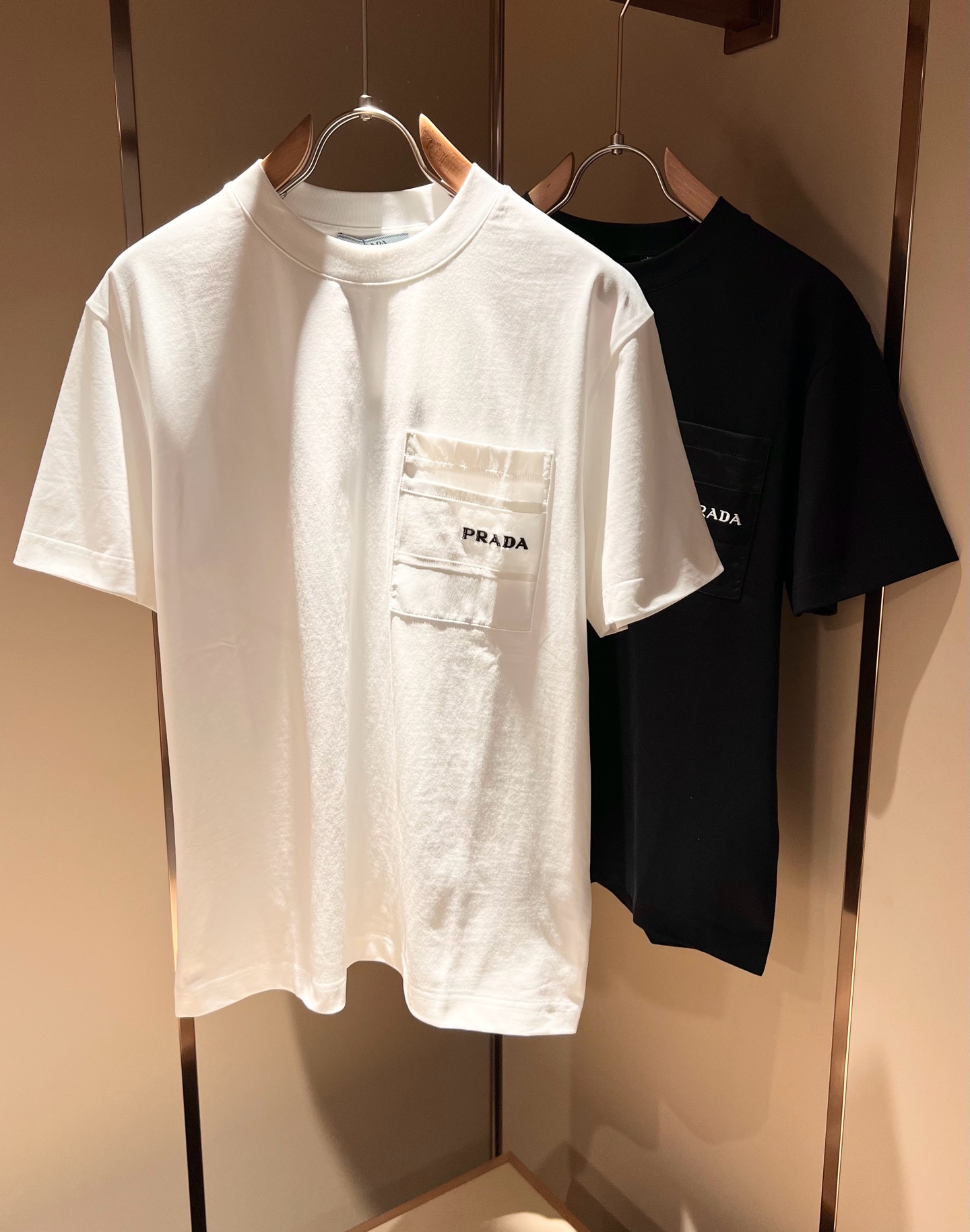 NO:117015,PRAD*A Pu*da 2025 spring and summer new short-sleeved T-shirt for men and women, the latest model is exclusively available on the entire network!  !  ~ It is classic and fashionable and versatile, who doesn’t like it? It will show the classic again. It is very pleasing to the eye and comes with a low luxury halo and recognition!  Pr*da's traditional brand concept and modern advanced technology are perfectly combined. Coupled with the extremely modern and simple design, P's exclusive logo pattern embroidery design!  Customized 100% imported pure cotton fabric!  The texture of this model is quite touching, the specifications and grades are known with tentacles. The degree of delicateness and breathability are top-notch!  Size S-2XL, prada, T-shirt,tees, t-shirt,alexander wang19860909PRAD*A普*达2025春夏新款男女同款短袖T恤,最新款全网独家首上！！~既经典有时尚百搭,谁不爱啊,将经典再次展现,非常的耐看,自带低奢光环与辨识度！Pr*da传统的品牌理念和现代化的先进技术进行了完美结合.加上极其现代摩登风范的简约设计,p家专属logo图案刺绣设计！定制百分百进口纯棉面料！此款的质感相当感人 触手便知规格档次 细腻程度与透气效果堪称顶级！尺码S-2XL,,prada,T-shirt,tees，t-shirt,alexander wang,Men's clothing