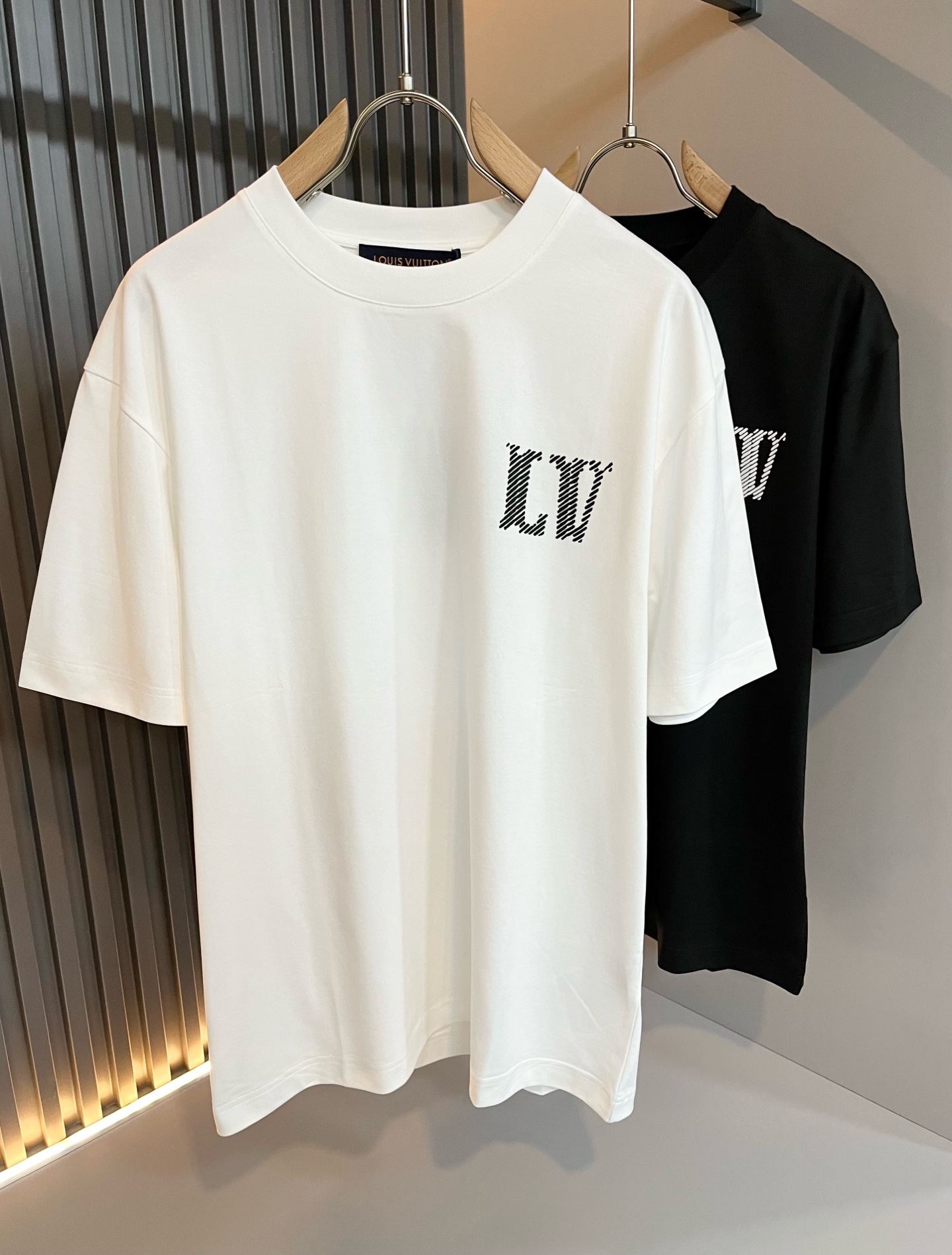 NO:130329,LouisVuitt*Louis*Deng The new series of spring and summer 2025 products are launched, a very fashionable and avant-garde short-sleeved T-shirt for men and women, with logo logo pattern and printing decoration!  Different from the past, it declares the design concept that has been passed down for many years in the brand!  Its eye-catchingness is no less than any classic style, perfectly presenting the fashionable, high-end and luxurious feeling in front of the world!  Made of imported 280 grams of cotton, selected high-quality pure cotton fabrics, soft and soft to the touch, the real thing is definitely beyond your imagination, close to the body and breathable, even if you sweat profusely, you will not feel greasy or stuffy, and will bring sweating and moisture absorption to the extreme!  Size M-3XL, louis vuitton,louis vuitton,t-shirt,tees,t-shirt,alexander wang19860909LouisVuitt*路易*登 2025春夏全新系列单品上线,非常时髦前卫的一款男女同款短袖T恤,标识logo图案印花修饰！区别于以往的不同,宣示品牌传承多年的设计理念！其吸睛度完全不亚于任何经典款式,将时髦高级感与奢华感完美呈现在世人眼前！客供进口280克全棉材质制成,精选优质纯棉面料,触感软糯亲肤细腻,实物到手绝对超乎你的想象,贴身无比舒适透气,即便是汗流浃背也不会有腻身及闷热感可言,将排汗吸湿性发挥到了极致！尺码M-3XL,,louis vuitton,louis vuitton,T-shirt,tees，t-shirt,alexander wang,Men's clothing