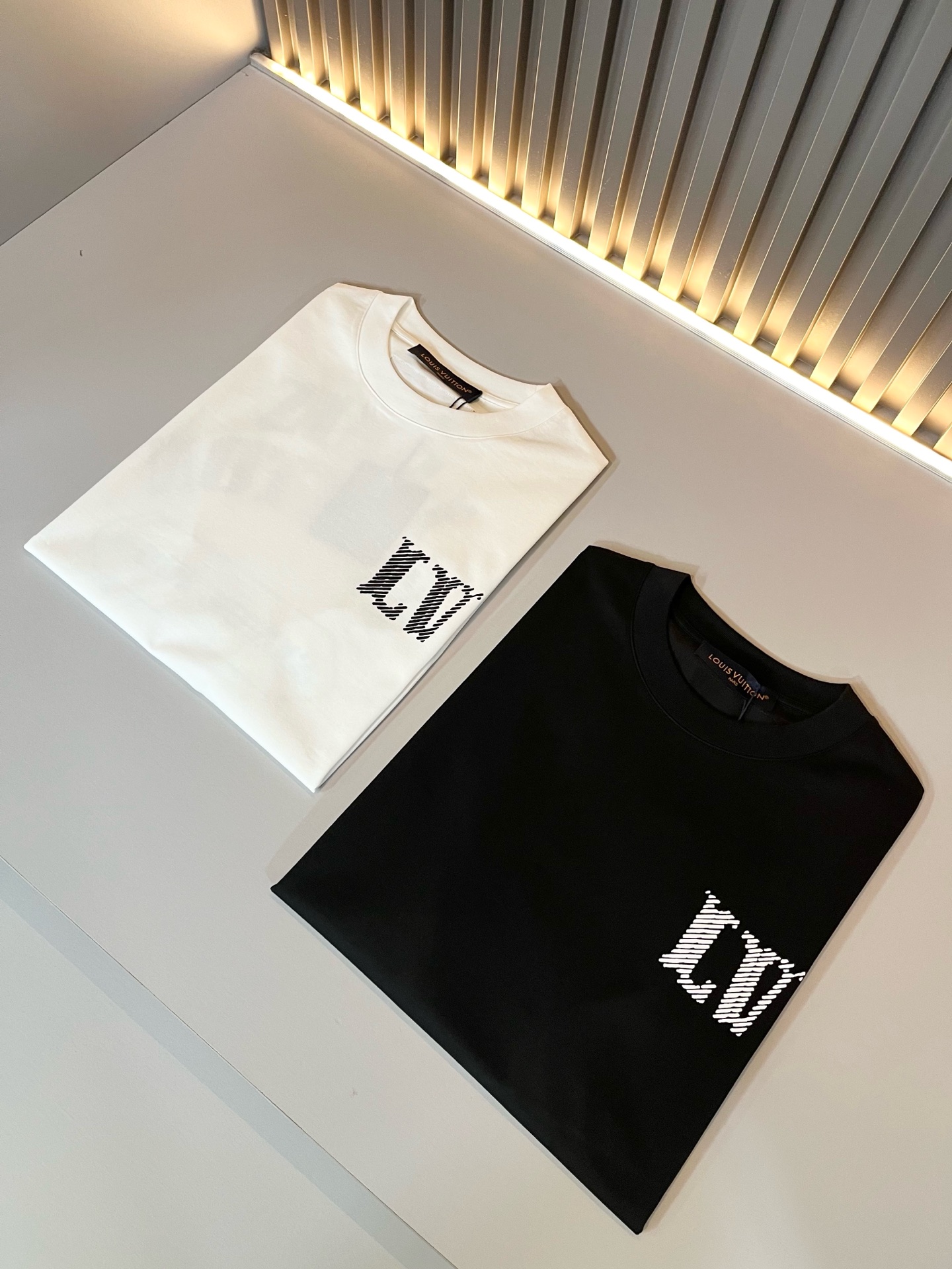 NO:130327,LouisVuitt*Louis*Deng The new series of spring and summer 2025 products are launched, a very fashionable and avant-garde short-sleeved T-shirt for men and women, with logo logo pattern and printing decoration!  Different from the past, it declares the design concept that has been passed down for many years in the brand!  Its eye-catchingness is no less than any classic style, perfectly presenting the fashionable, high-end and luxurious feeling in front of the world!  Made of imported 280 grams of cotton, selected high-quality pure cotton fabrics, soft and soft to the touch, the real thing is definitely beyond your imagination, close to the body and breathable, even if you sweat profusely, you will not feel greasy or stuffy, and will bring sweating and moisture absorption to the extreme!  Size M-3XL, louis vuitton,louis vuitton,t-shirt,tees,t-shirt,alexander wang19860909LouisVuitt*路易*登 2025春夏全新系列单品上线,非常时髦前卫的一款男女同款短袖T恤,标识logo图案印花修饰！区别于以往的不同,宣示品牌传承多年的设计理念！其吸睛度完全不亚于任何经典款式,将时髦高级感与奢华感完美呈现在世人眼前！客供进口280克全棉材质制成,精选优质纯棉面料,触感软糯亲肤细腻,实物到手绝对超乎你的想象,贴身无比舒适透气,即便是汗流浃背也不会有腻身及闷热感可言,将排汗吸湿性发挥到了极致！尺码M-3XL,,louis vuitton,louis vuitton,T-shirt,tees，t-shirt,alexander wang,Men's clothing