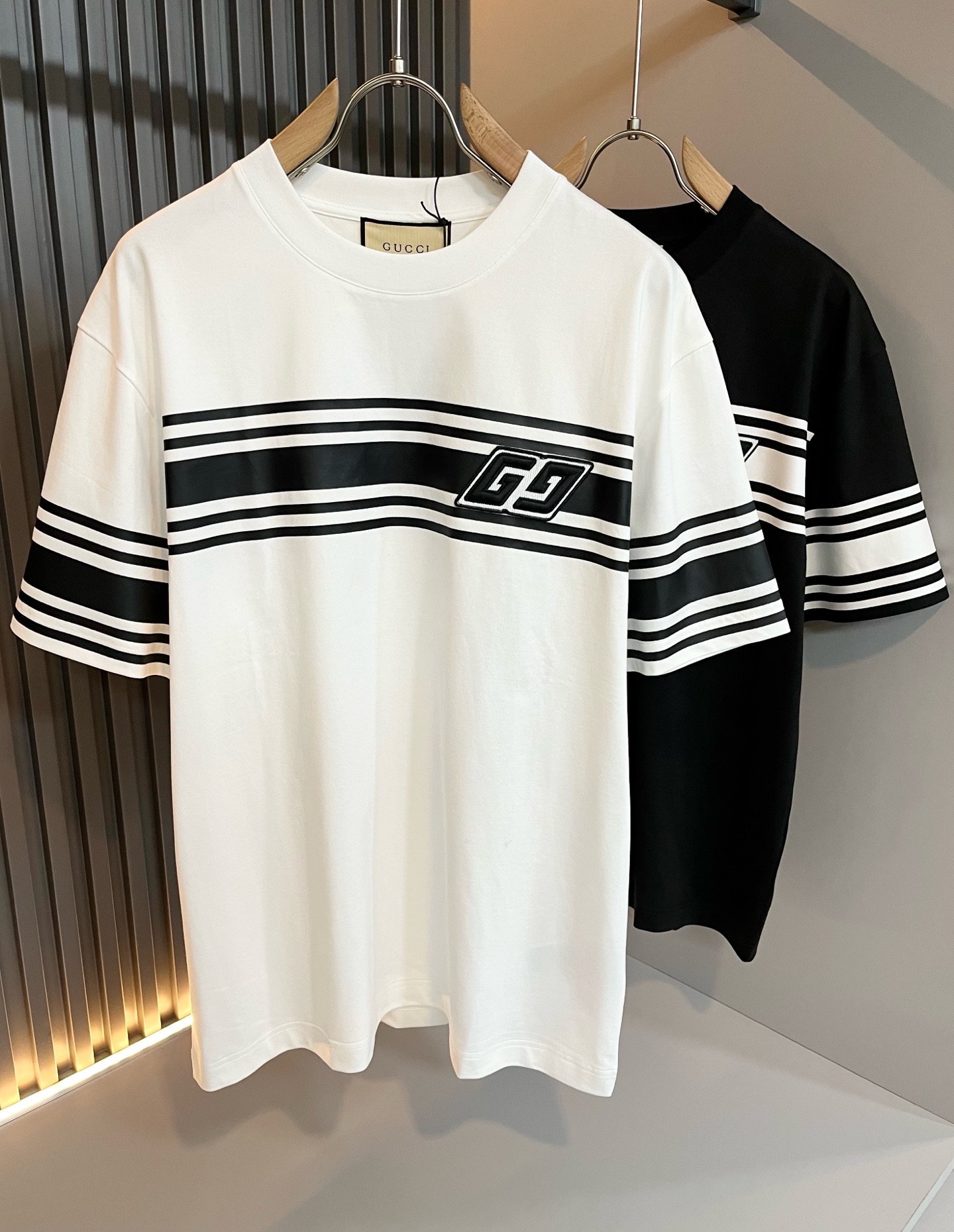 NO:125156,Gucc* Gujia Spring and summer new style for men and women and couples casual loose cotton round neck short-sleeved T-shirt!  Trading companies have sparse channels and are released on the official website at the same time!  The latest spring and summer series, classic fashion design elements, injecting full vitality into the new series. This T-shirt is carefully selected for imported cotton fabrics. The fabric feels skin-friendly and soft and delicate, and the body is panoramic logo embroidery design!  It has an extremely comfortable and breathable wearing experience. The whole item is very eye-catching and fashionable, and is deeply loved by young people today!  The loose round neck cut is a neutral style regardless of age and gender, suitable for matching all the styles and looks you need in your daily life!  It is recommended to wear couple outfits to go out on the street to make it more pleasing to the eye!  Size M-3XL, gucci, gucci, T-shirt, tees, t-shirt, alexander wang19860909Gucc*古家 春夏新款男女同情侣款休闲宽松棉质圆领短袖T恤衫！贸易公司渠道稀出,同步官网发售 ！ 春夏最新系列,经典时尚设计元素,为全新系列注入满满活力,这款T恤衫用心甄选客供进口棉面料制成,面料手感亲肤柔软细腻,衣身全景logo刺绣设计！拥有着无比舒适透气性的穿着体验,整件单品极具吸睛度与时尚感,深受当下年轻人的喜爱！基础宽松的圆领版型裁剪,不分年龄与性别的中性款式,适合搭配你日常所需的所有风格与造型！建议搭配情侣装出街会更为养眼出色！尺码M-3XL,,gucci,gucci,T-shirt,tees，t-shirt,alexander wang,Men's clothing