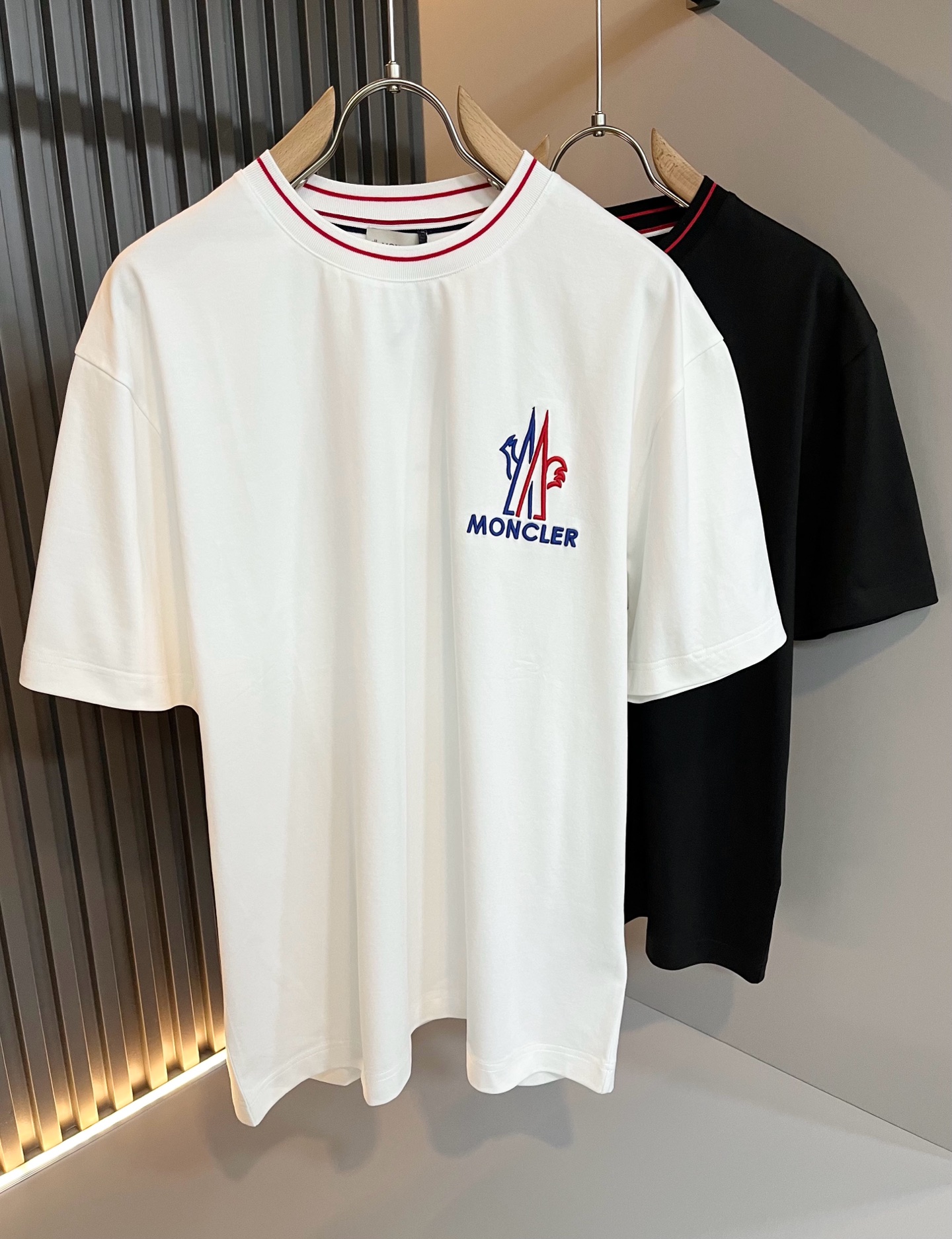 NO:130323,Moncler Mengjia 2025 Spring and Summer Latest Men and Women's Same Trade Order Short-sleeved T-shirt, Full Quality!  !  Internet celebrity style!  Embroidery design with logo pattern!  The upper body is comfortable and breathable, not stiff, and the overall three-dimensional feeling is rich. Quality export orders, customized exclusive pure cotton fabric tailoring to meet the simple needs of commuters for dressing. The upper body is very effective, it looks slim and not picky about the figure. The fabric workmanship... Improper, only good craftsmanship can make you feel good and tasteful, a must-have item for everyone!  Size M-3XL, christian louboutin, T-shirt,tees, t-shirt,alexander wang19860909Moncler蒙家 2025春夏最新男女同款贸易订单短袖T恤,全品相！！网红款！采用logo图案刺绣设计！上身舒适透气,不僵硬,整体有着丰富的立体感,品质出口订单,定制专属纯棉面料剪裁,满足通勤人们对于着装的简约需求,上身效果很好,显瘦,不挑剔身材.面料做工....无可挑剔,好工艺好面料才能穿出好品味一款,人手必备单品！尺码M-3XL,,christian louboutin,T-shirt,tees，t-shirt,alexander wang,Men's clothing