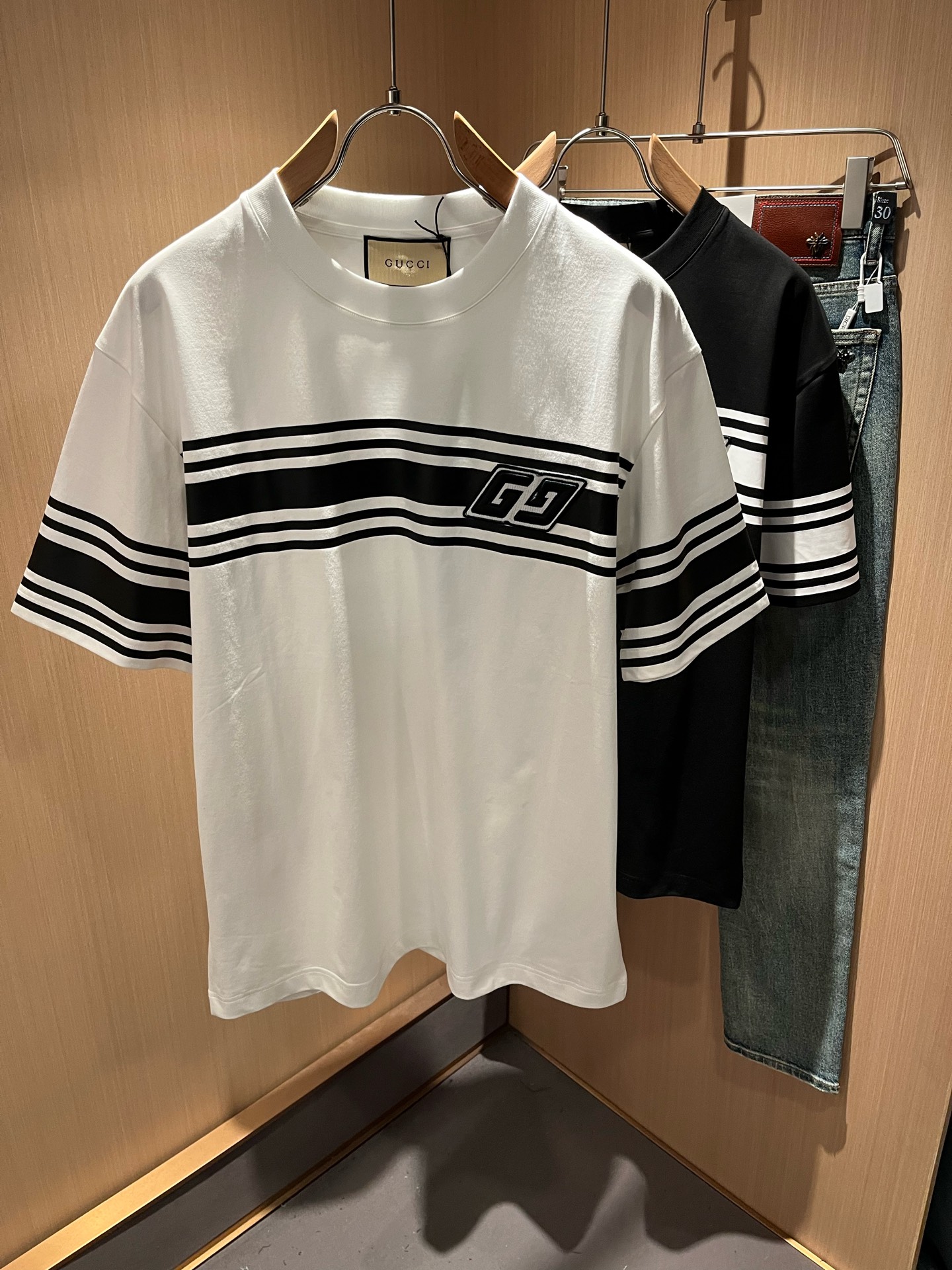 NO:120200,Gucc* Gujia 2025 spring and summer new style for men and women couples casual loose cotton round neck short-sleeved T-shirt!  Trading companies have sparse channels and are released on the official website at the same time!  The latest series of spring and summer 2025, classic fashion design elements, injecting full vitality into the new series. This T-shirt is carefully selected for imported cotton fabrics. The fabric feels skin-friendly and soft and delicate, and the body is panoramic logo embroidery design!  It has an extremely comfortable and breathable wearing experience. The whole item is very eye-catching and fashionable, and is deeply loved by young people today!  The loose round neck cut is a neutral style regardless of age and gender, suitable for matching all the styles and looks you need in your daily life!  It is recommended to wear couple outfits to go out on the street to make it more pleasing to the eye!  Size M-3XL, gucci, gucci, T-shirt, tees, t-shirt, alexander wang19860909Gucc*古家 2025春夏新款男女同情侣款休闲宽松棉质圆领短袖T恤衫！贸易公司渠道稀出,同步官网发售 ！ 2025春夏最新系列,经典时尚设计元素,为全新系列注入满满活力,这款T恤衫用心甄选客供进口棉面料制成,面料手感亲肤柔软细腻,衣身全景logo刺绣设计！拥有着无比舒适透气性的穿着体验,整件单品极具吸睛度与时尚感,深受当下年轻人的喜爱！基础宽松的圆领版型裁剪,不分年龄与性别的中性款式,适合搭配你日常所需的所有风格与造型！建议搭配情侣装出街会更为养眼出色！尺码M-3XL,,gucci,gucci,T-shirt,tees，t-shirt,alexander wang,Men's clothing