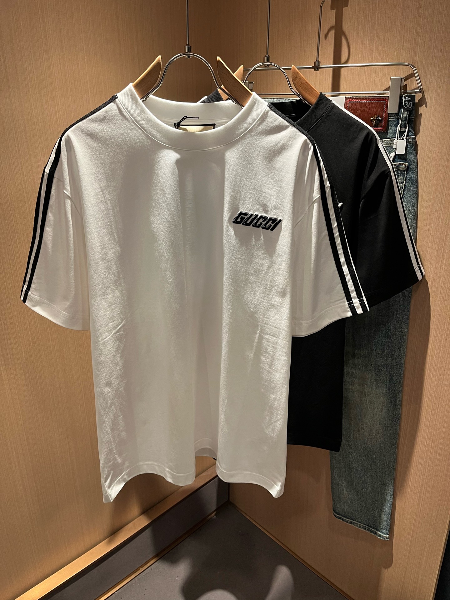 NO:126531,Gucc* Gujia 2025 spring and summer series basic round neck pullover short-sleeved T-shirt, men and women's couples casual loose cotton round neck short-sleeved T-shirt!  Trading companies have sparse channels and are released on the official website at the same time!  The latest series of spring and summer 2025, classic fashion design elements, injecting full vitality into the new series. This T-shirt is carefully selected for imported cotton fabrics. The fabric feels skin-friendly and soft and delicate, and the body logo pattern embroidery design!  It has an extremely comfortable and breathable wearing experience. The whole item is very eye-catching and fashionable, and is deeply loved by young people today!  The loose round neck cut is a neutral style regardless of age and gender, suitable for matching all the styles and looks you need in your daily life!  It is recommended to wear couple outfits to go out on the street to make it more pleasing to the eye!  Size M-3XL, gucci, gucci, T-shirt, tees, t-shirt, alexander wang19860909Gucc*古家 2025春夏系列基础圆领套头短袖T恤,男女同情侣款休闲宽松棉质圆领短袖T恤衫！贸易公司渠道稀出,同步官网发售 ！ 2025春夏最新系列,经典时尚设计元素,为全新系列注入满满活力,这款T恤衫用心甄选客供进口棉面料制成,面料手感亲肤柔软细腻,衣身logo图案刺绣设计！拥有着无比舒适透气性的穿着体验,整件单品极具吸睛度与时尚感,深受当下年轻人的喜爱！基础宽松的圆领版型裁剪,不分年龄与性别的中性款式,适合搭配你日常所需的所有风格与造型！建议搭配情侣装出街会更为养眼出色！尺码M-3XL,,gucci,gucci,T-shirt,tees，t-shirt,alexander wang,Men's clothing