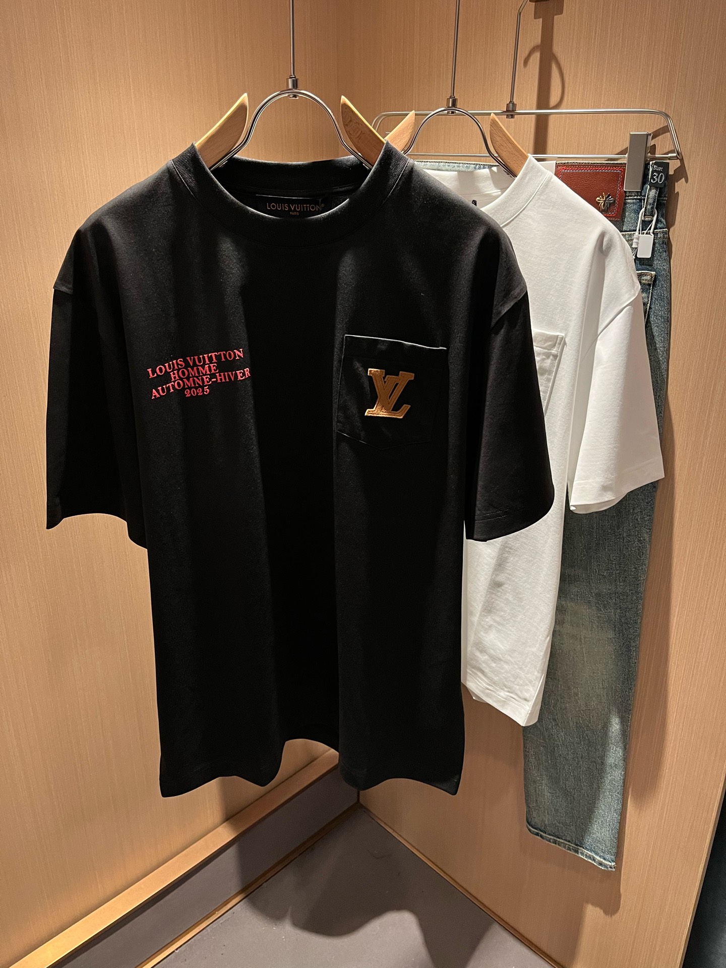 NO:120205,LouisVuitt*Louis*Deng The new series of spring and summer 2025 products are launched, a very fashionable and avant-garde short-sleeved T-shirt for men and women, with logo pattern modifications!  Different from the past, it declares the design concept that has been passed down for many years in the brand!  Its eye-catchingness is no less than any classic style, perfectly presenting the fashionable, high-end and luxurious feeling in front of the world!  Made of imported 260 grams of cotton, selected high-quality pure cotton fabrics, soft and soft to the touch, the real thing is definitely beyond your imagination, close to the body and breathable, even if you sweat profusely, you will not feel greasy or stuffy, and will bring sweating and moisture absorption to the extreme!  Size M-3XL, louis vuitton,louis vuitton,t-shirt,tees,t-shirt,alexander wang19860909LouisVuitt*路易*登 2025春夏全新系列单品上线,非常时髦前卫的一款男女同款短袖T恤,标识logo图案修饰！区别于以往的不同,宣示品牌传承多年的设计理念！其吸睛度完全不亚于任何经典款式,将时髦高级感与奢华感完美呈现在世人眼前！客供进口260克全棉材质制成,精选优质纯棉面料,触感软糯亲肤细腻,实物到手绝对超乎你的想象,贴身无比舒适透气,即便是汗流浃背也不会有腻身及闷热感可言,将排汗吸湿性发挥到了极致！尺码M-3XL,,louis vuitton,louis vuitton,T-shirt,tees，t-shirt,alexander wang,Men's clothing