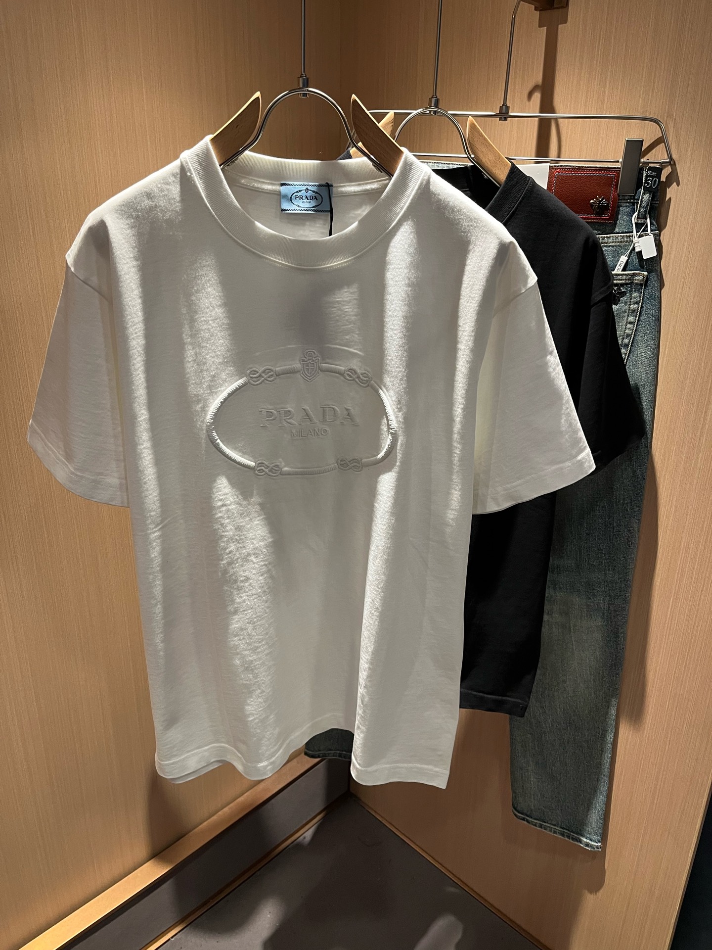 NO:116946,PRAD*A Pu*da 2025 spring and summer new short-sleeved T-shirt for men and women, the latest model is exclusively available on the entire network!  !  ~ It is classic and fashionable and versatile, who doesn’t like it? It will show the classic again. It is very pleasing to the eye and comes with a low luxury halo and recognition!  Pr*da's traditional brand concept and modern advanced technology are perfectly combined. Coupled with the extremely modern and simple design, P's exclusive logo pattern embroidery design!  Customized 100% imported pure cotton fabric!  The texture of this model is quite touching, the specifications and grades are known with tentacles. The degree of delicateness and breathability are top-notch!  Size XS-L, prada, T-shirt,tees, t-shirt,alexander wang19860909PRAD*A普*达2025春夏新款男女同款短袖T恤,最新款全网独家首上！！~既经典有时尚百搭,谁不爱啊,将经典再次展现,非常的耐看,自带低奢光环与辨识度！Pr*da传统的品牌理念和现代化的先进技术进行了完美结合.加上极其现代摩登风范的简约设计,p家专属logo图案刺绣设计！定制百分百进口纯棉面料！此款的质感相当感人 触手便知规格档次 细腻程度与透气效果堪称顶级！尺码XS-L,,prada,T-shirt,tees，t-shirt,alexander wang,Men's clothing