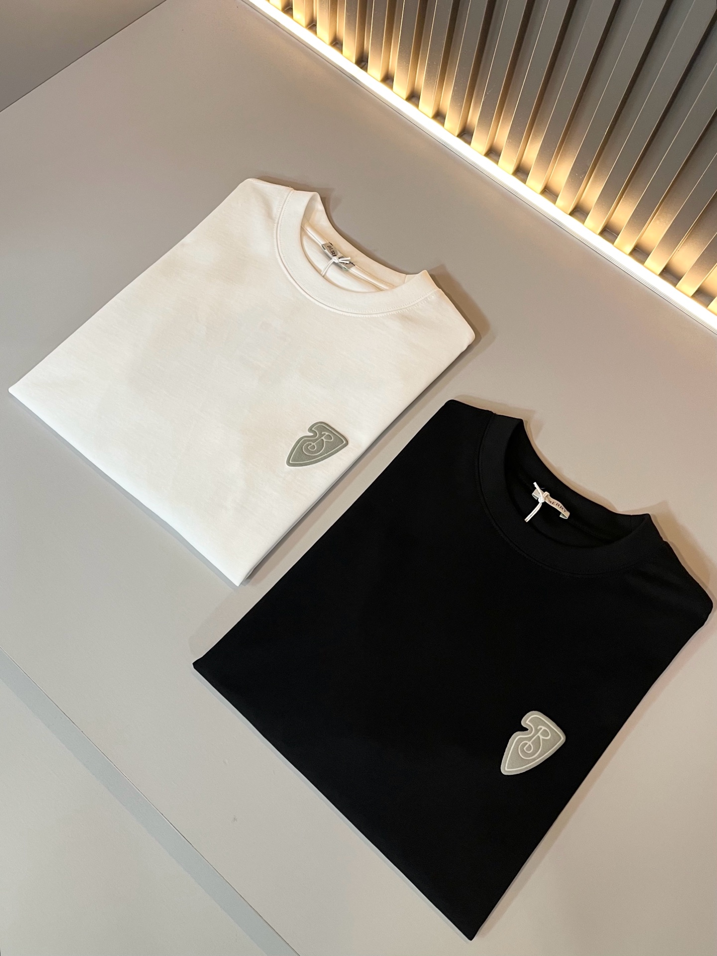 NO:120217,BURBER*Y Ba*li's new short-sleeved casual set in spring and summer is coming, and it is made of a popular environmentally friendly pure cotton fabric recently. It is a high-end outdoor sports and leisure series, which is very popular in sports trend!  BUR's latest special material, chest logo pattern printing design!  Fabrics are also called memory cloths, which refer to fabrics with morphological memory functions. They instantly kill all versions on the market. They can only say that they are not at the same level at all. Whether it is material, detail restoration and craftsmanship, they are not afraid of any challenges. They just contribute wonderful products to everyone. As always, they are consistent. A style that implements the core concept of BUR will be closely tied to fashion, always maintaining perfection, a simple but not simple design style perfectly meets the outfit you need in daily life. Size: S-XL, burberry, T-shirt, alexander wang19860909BURBER*Y巴*莉2025春夏新品短袖休闲套装,重磅来袭,最近比较火热的环保纯棉面料制作而成,高端户外运动休闲系列,非常火热运动风潮！BUR最新研发的特殊材质,胸前logo图案印花设计！面料也叫记忆布,是指具有形态记忆功能的面料,秒杀市面上一切版本,只能说根本就不是一个级别的存在,不管是材质还是细节还原度以及工艺制作方面,不惧任何挑战,只为给大家奉献绝妙产物一如既往,始终如一,贯彻了BUR核心理念的一个款式将与时尚紧紧的捆绑在一起,时刻保持完美,简约而不简单的的设计风格,完美的满足了你日常所需要的穿搭.尺码:S-XL,,burberry,T-shirt,alexander wang,Men's clothing