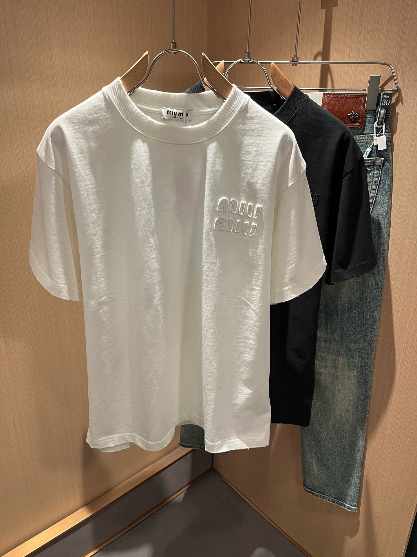 NO:116952,Dio*Dijia 2025 spring and summer new short-sleeved T-shirt for men and women, and the counter is available at the same time!  Customized exclusive 260g pure cotton fabric, customized original craft threads, chest logo pattern patch embroidery design!  Simple and generous, calm and versatile, extremely high-end, perfectly integrated with fashion and style, a top fashionable style that perfectly suits the outside wear!  The overall feeling is natural!  The ultimate classic versatile short-sleeved T-shirt adopts the latest three-dimensional letter logo patch elements design!  The ultimate perfection of heavy industry!  Fans who pursue high quality are please buy them by themselves, and all fans who know the goods are invited to appreciate this model together!  !  Color black white Size XS-L,,dior,dior,T-shirt,tees,t-shirt,alexander wang19860909Dio*迪家 2025春夏新款男女同款短袖T恤,专柜同步发售！定制专属260克纯棉面料,定制原版工艺螺纹,胸前logo图案贴布刺绣工艺设计！简约大方,从容百搭,档次极高,完美融入时尚还有风情感一款完美符合外穿的顶尖时髦气质款！整体给人浑然天成的感觉！极致经典的百搭型短袖T恤,采用最新的立体字母logo贴布元素设计！极致的重工极致的完美！追求高品质的粉丝们请自行抢购,诚邀所有识货的粉丝一同鉴赏此款！！颜色黑色 白色 尺码XS-L,,dior,dior,T-shirt,tees，t-shirt,alexander wang,Men's clothing