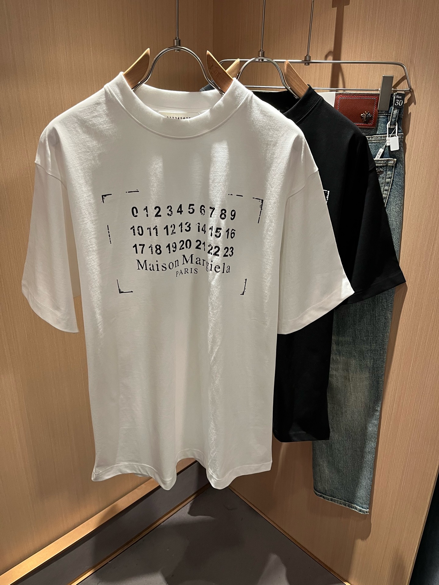 NO:121517,Maison Margiel 2025 spring and summer new short-sleeved T-shirt for men and women, and the counter is available at the same time!  Customized exclusive wash water pure cotton fabric, printed letter logo design on the chest!  Simple and generous, calm and versatile, extremely high-end, perfectly integrated with fashion and style, a top fashionable style that perfectly suits the outside wear!  The overall feeling is natural!  Extremely classic versatile casual pants, customized original cotton fabric!  The ultimate perfection of heavy industry!  Fans who pursue high quality are please buy them by themselves, and all fans who know the goods are invited to appreciate this model together!  !  Size S-XL, Masion Margiela, T-shirt,tees, t-shirt,alexander wang19860909马吉拉 maison margiel 2025春夏新款男女同款短袖T恤,专柜同步发售！定制专属洗水纯棉面料,胸前印花字母logo设计！简约大方,从容百搭,档次极高,完美融入时尚还有风情感一款完美符合外穿的顶尖时髦气质款！整体给人浑然天成的感觉！极致经典的百搭型休闲裤,定制原版纯棉面料！极致的重工极致的完美！追求高品质的粉丝们请自行抢购,诚邀所有识货的粉丝一同鉴赏此款！！尺码S-XL,,masion margiela,T-shirt,tees，t-shirt,alexander wang,Men's clothing