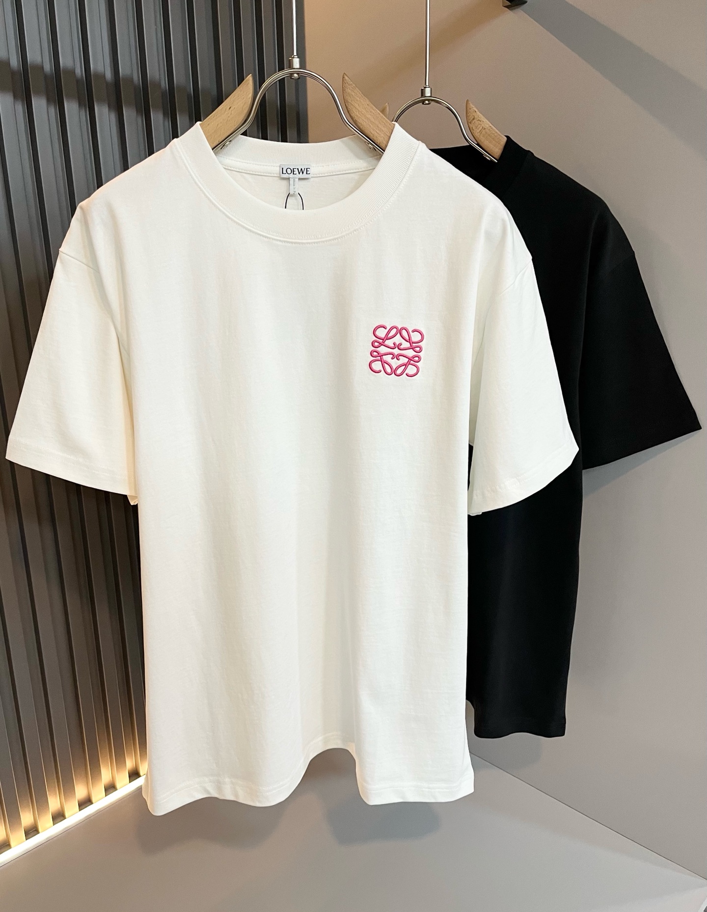 NO:116957,LOE*WE Luo*We 2025 spring and summer new short-sleeved T-shirt for men and women, original Italian order channel, very personalized and high-end style, logo logo pattern embroidery craft design!  Couple pure cotton short-sleeved T-shirt!  !  The latest fashion trends and popular products are here, and it is another simple and high-end fashion item. It is a fashion product with very high-end outfit charm. It is a must-have item for fashion trends!  Original Italian manufacturer channels, special-level orders, and released at the same time as Hong Kong, Macao and Taiwan buyers. This model is also the latest popular product of Luo Yiweijia this year and the most classic product. Its specifications and grades are beyond doubt!  !  The choice is very diverse, and it can be said that this model naturally has a fresh and natural feeling, showing the brand charm and high-end feeling. The texture of this model is very good, and the heavy weight and brilliant skin-friendliness that can be seen with hands are even better, and it is a complete enjoyment of wearing!  !  Size: XS-L, loewe, loewe, T-shirt,tees, t-shirt,alexander wang19860909LOE*WE罗*威 2025春夏新款男女同款短袖T恤,意大利原厂订单渠道,极具个性高级风,标志logo图案刺绣工艺设计！情侣款纯棉短袖T恤！！最新时尚潮流人气产物驾到,又是一款简约高级的时尚单品,穿搭魅力十分高级不俗的时尚产物 ,时尚潮流必备单品！意大利原厂渠道,特供级别订单,同步港澳台买手店发布,此款也是罗意威家今年的最新人气产物,也是最经典的产物,其规格跟档次更是毋庸置疑！！ 选择极具多样化,言而喻此款自然具备那种清新自然的感觉,彰显品牌魅力与高级感,此款的质感十分的到位,用手可以感知的重磅跟出彩亲肤程度更是上佳,十足的穿着享受！！尺码: XS-L,,loewe,loewe,T-shirt,tees，t-shirt,alexander wang,Men's clothing