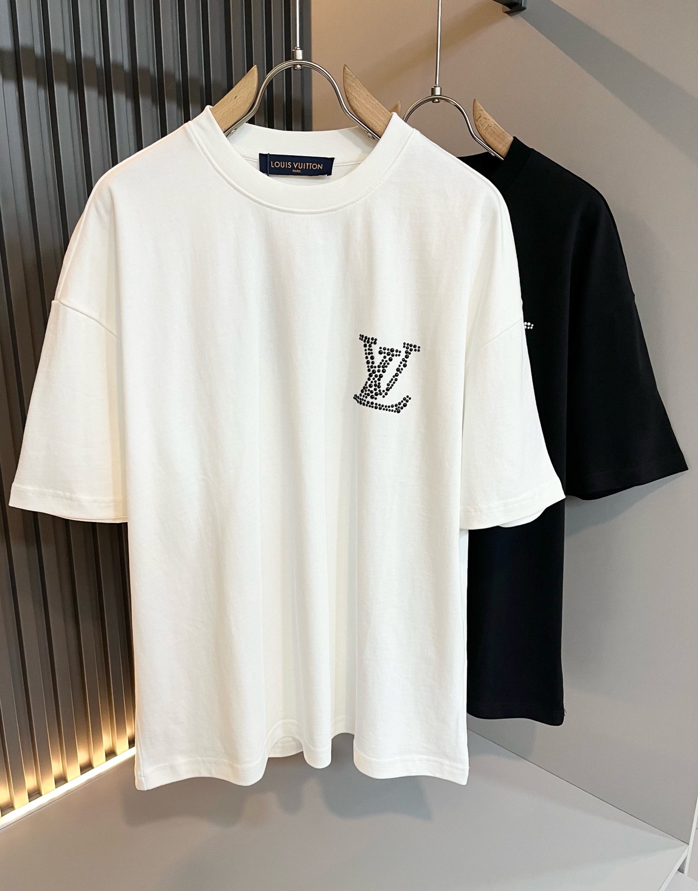 NO:141504,LouisVuitt*Louis*Deng The new series of products in 2025 spring and summer are launched, a very fashionable and avant-garde short-sleeved T-shirt for men and women, with logo pattern glue-touching!  Different from the past, it declares the design concept that has been passed down for many years in the brand!  Its eye-catchingness is no less than any classic style, perfectly presenting the fashionable, high-end and luxurious feeling in front of the world!  Made of imported cotton materials, selected high-quality pure cotton fabrics, soft and soft to the touch, the real thing is definitely beyond your imagination, close to the body and breathable, even if you sweat profusely, you will not feel greasy or stuffy, and will bring sweating and moisture absorption to the extreme!  Size S-2XL, louis vuitton,louis vuitton,t-shirt,tees,t-shirt,alexander wang19860909LouisVuitt*路易*登 2025春夏全新系列单品上线,非常时髦前卫的一款男女同款短袖T恤,标识logo图案压胶修饰！区别于以往的不同,宣示品牌传承多年的设计理念！其吸睛度完全不亚于任何经典款式,将时髦高级感与奢华感完美呈现在世人眼前！客供进口全棉材质制成,精选优质纯棉面料,触感软糯亲肤细腻,实物到手绝对超乎你的想象,贴身无比舒适透气,即便是汗流浃背也不会有腻身及闷热感可言,将排汗吸湿性发挥到了极致！尺码S-2XL,,louis vuitton,louis vuitton,T-shirt,tees，t-shirt,alexander wang,Men's clothing