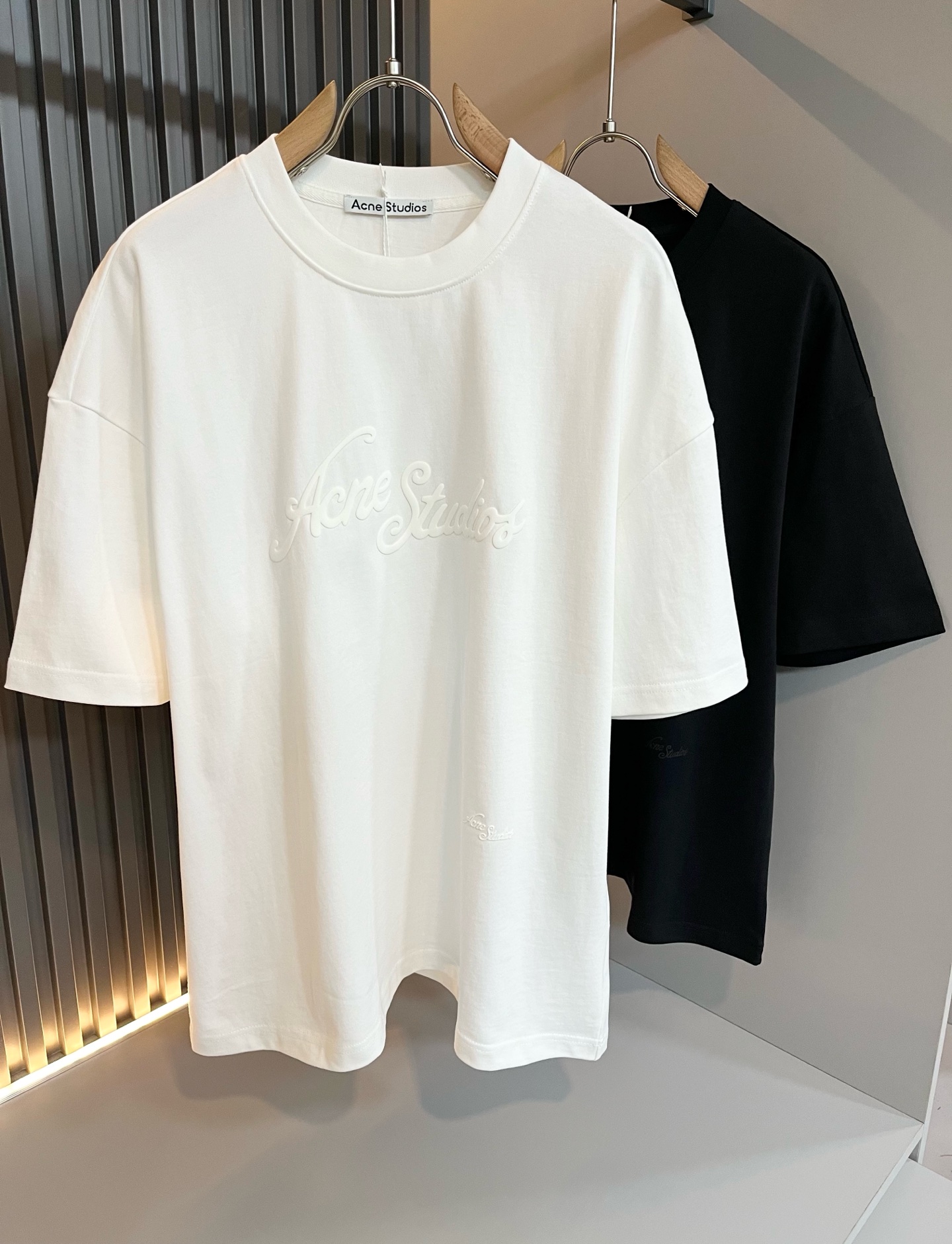 NO:123415,Acne Studio*os 2025 spring and summer new short-sleeved T-shirt for men and women, and the counter is available at the same time!  Customized exclusive wash water pure cotton fabric, customized original craft thread, and body design logo embossing design!  Perfectly integrated with fashion and style, a top-notch fashionable style that perfectly suits the outside wear!  The overall feeling is natural!  The ultimate classic versatile short-sleeved T-shirt, the ultimate heavy industry and the ultimate perfection!  Fans who pursue high quality are please buy them by themselves, and all fans who know the goods are invited to appreciate this model together!  Size S-2XL, acne studios, T-shirt,tees, t-shirt,alexander wang19860909Acne Studi*os2025春夏新款男女同款短袖T恤,专柜同步发售！定制专属洗水纯棉面料,定制原版工艺螺纹,衣身设计标识logo压胶设计！完美融入时尚还有风情感一款完美符合外穿的顶尖时髦气质款！整体给人浑然天成的感觉！极致经典的百搭型短袖T恤,极致的重工极致的完美！追求高品质的粉丝们请自行抢购,诚邀所有识货的粉丝一同鉴赏此款！尺码S-2XL,,acne studios,T-shirt,tees，t-shirt,alexander wang,Men's clothing