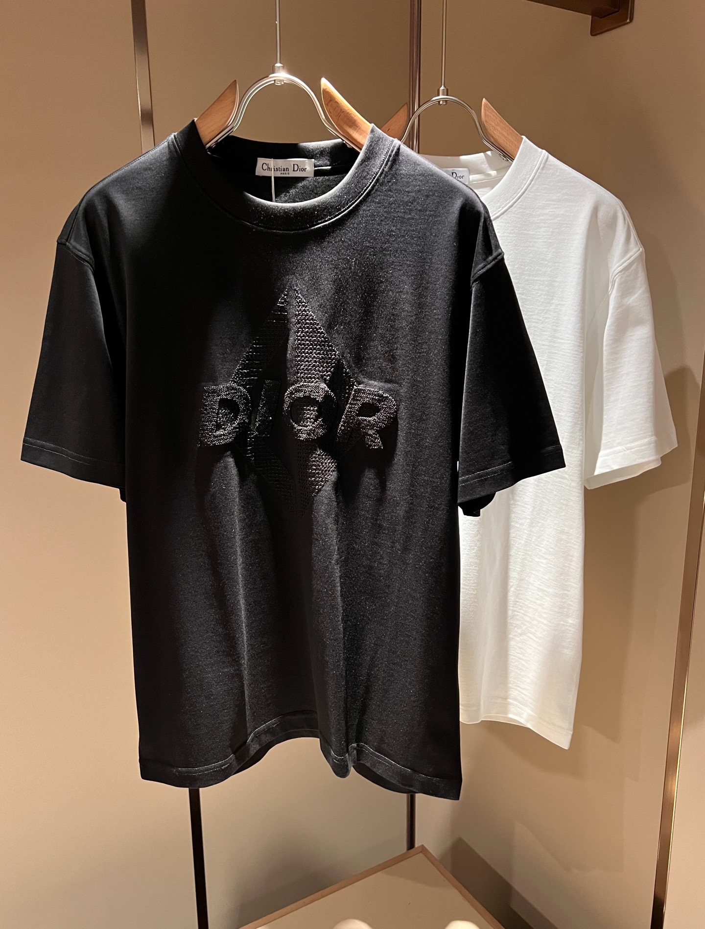 NO:116981,Dio*Dijia 2025 spring and summer new short-sleeved T-shirt for men and women, and the counter is available at the same time!  Customized exclusive 260g pure cotton fabric, customized original craft threads, chest logo pattern flocking craft design!  Simple and generous, calm and versatile, extremely high-end, perfectly integrated with fashion and style, a top fashionable style that perfectly suits the outside wear!  The overall feeling is natural!  The ultimate classic versatile short-sleeved T-shirt adopts the latest three-dimensional letter logo velvet-filled elements design!  The ultimate perfection of heavy industry!  Fans who pursue high quality are please buy them by themselves, and all fans who know the goods are invited to appreciate this model together!  !  Color black white Size M-3XL,,dior,dior,T-shirt,tees,t-shirt,alexander wang19860909Dio*迪家 2025春夏新款男女同款短袖T恤,专柜同步发售！定制专属260克纯棉面料,定制原版工艺螺纹,胸前logo图案植绒工艺设计！简约大方,从容百搭,档次极高,完美融入时尚还有风情感一款完美符合外穿的顶尖时髦气质款！整体给人浑然天成的感觉！极致经典的百搭型短袖T恤,采用最新的立体字母logo压绒元素设计！极致的重工极致的完美！追求高品质的粉丝们请自行抢购,诚邀所有识货的粉丝一同鉴赏此款！！颜色黑色 白色 尺码M-3XL,,dior,dior,T-shirt,tees，t-shirt,alexander wang,Men's clothing