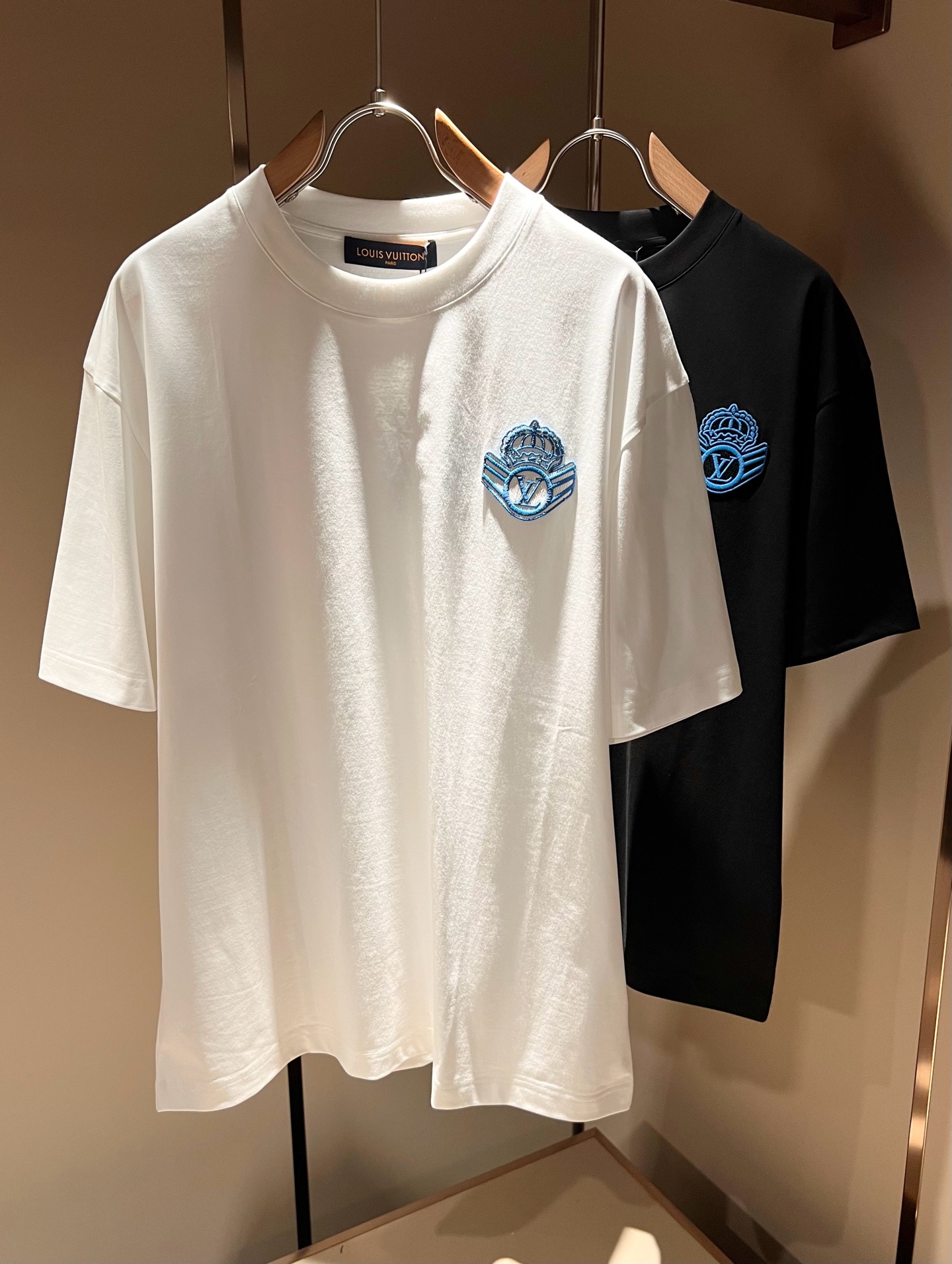 NO:116969,LouisVuitt*Louis*Deng The new series of spring and summer 2025 products are launched, a very fashionable and avant-garde short-sleeved T-shirt for men and women, with logo embroidery embroidery decoration!  Different from the past, it declares the design concept that has been passed down for many years in the brand!  Its eye-catchingness is no less than any classic style, perfectly presenting the fashionable, high-end and luxurious feeling in front of the world!  Made of imported 280 grams of cotton, selected high-quality pure cotton fabrics, soft and soft to the touch, the real thing is definitely beyond your imagination, close to the body and breathable, even if you sweat profusely, you will not feel greasy or stuffy, and will bring sweating and moisture absorption to the extreme!  Size M-3XL, louis vuitton,louis vuitton,t-shirt,tees,t-shirt,alexander wang19860909LouisVuitt*路易*登 2025春夏全新系列单品上线,非常时髦前卫的一款男女同款短袖T恤,标识logo图案刺绣修饰！区别于以往的不同,宣示品牌传承多年的设计理念！其吸睛度完全不亚于任何经典款式,将时髦高级感与奢华感完美呈现在世人眼前！客供进口280克全棉材质制成,精选优质纯棉面料,触感软糯亲肤细腻,实物到手绝对超乎你的想象,贴身无比舒适透气,即便是汗流浃背也不会有腻身及闷热感可言,将排汗吸湿性发挥到了极致！尺码M-3XL,,louis vuitton,louis vuitton,T-shirt,tees，t-shirt,alexander wang,Men's clothing