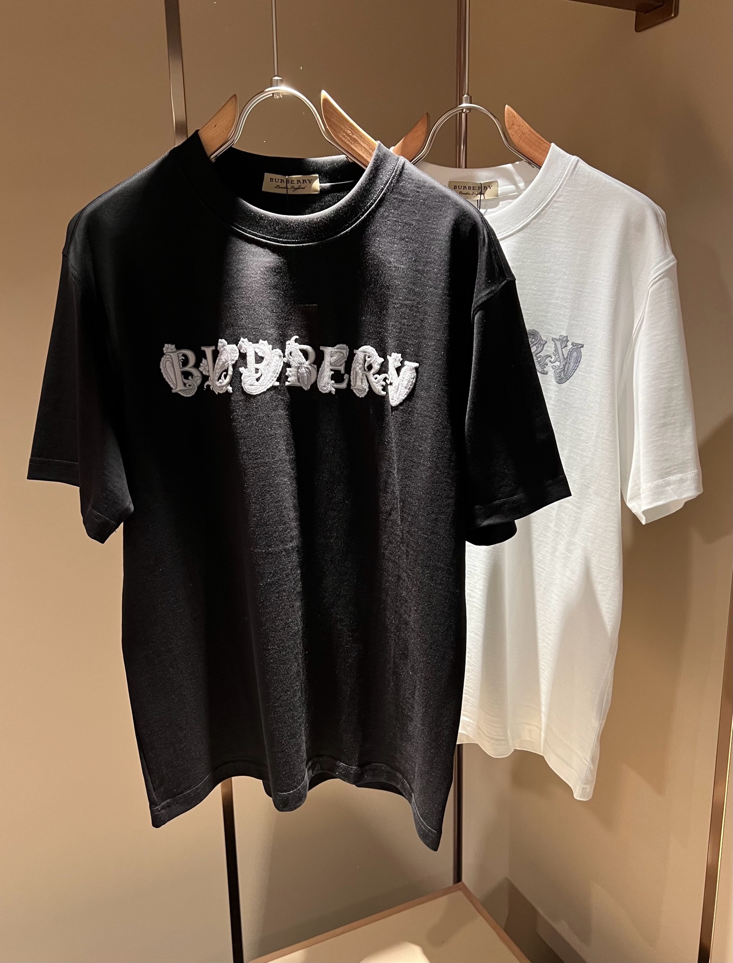 NO:117014,BURBER*Y Ba*li's new spring and summer 2025 short-sleeved T-shirt for men and women, is coming, and is made of a popular environmentally friendly pure cotton fabric recently. It is a high-end outdoor sports and leisure series, which is very popular in sports!  BUR's latest special material, logo pattern printing design!  Fabric is also called memory cloth, which refers to fabrics with morphological memory functions. It instantly kills all versions on the market. It can only be said that it is not a level of existence at all. Whether it is material, detail restoration and craftsmanship, you are not afraid of any challenges. Just to contribute wonderful products to everyone. As always, it is consistent. A style that implements the core concept of BUR will be closely tied to fashion, always maintaining perfection, a simple but not simple design style perfectly meets the outfit you need in daily life. Size: M-3XL., burberry, T-shirt, tees, t-shirt, alexander wang19860909BURBER*Y巴*莉2025春夏新品男女同款短袖T恤,重磅来袭,最近比较火热的环保纯棉面料制作而成,高端户外运动休闲系列,非常火热运动风潮！BUR最新研发的特殊材质,标志logo图案印花设计！面料也叫记忆布,是指具有形态记忆功能的面料,秒杀市面上一切版本,只能说根本就不是一个级别的存在,不管是材质还是细节还原度以及工艺制作方面,不惧任何挑战,只为给大家奉献绝妙产物一如既往,始终如一,贯彻了BUR核心理念的一个款式将与时尚紧紧的捆绑在一起,时刻保持完美,简约而不简单的的设计风格,完美的满足了你日常所需要的穿搭.尺码:M-3XL.,,burberry,T-shirt,tees，t-shirt,alexander wang,Men's clothing