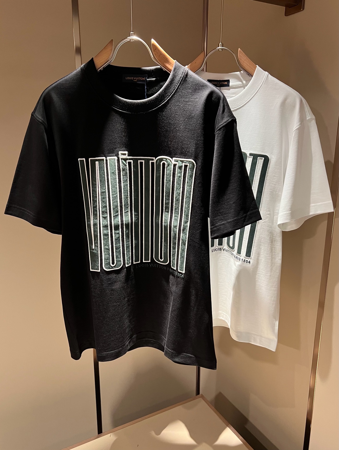 NO:117013,LouisVuitt*Louis*Deng The new series of spring and summer 2025 products are launched, a very fashionable and avant-garde short-sleeved T-shirt for men and women, with logo embroidery embroidery decoration!  Different from the past, it declares the design concept that has been passed down for many years in the brand!  Its eye-catchingness is no less than any classic style, perfectly presenting the fashionable, high-end and luxurious feeling in front of the world!  Made of imported 280 grams of cotton, selected high-quality pure cotton fabrics, soft and soft to the touch, the real thing is definitely beyond your imagination, close to the body and breathable, even if you sweat profusely, you will not feel greasy or stuffy, and will bring sweating and moisture absorption to the extreme!  Size M-3XL, louis vuitton,louis vuitton,t-shirt,tees,t-shirt,alexander wang19860909LouisVuitt*路易*登 2025春夏全新系列单品上线,非常时髦前卫的一款男女同款短袖T恤,标识logo图案刺绣修饰！区别于以往的不同,宣示品牌传承多年的设计理念！其吸睛度完全不亚于任何经典款式,将时髦高级感与奢华感完美呈现在世人眼前！客供进口280克全棉材质制成,精选优质纯棉面料,触感软糯亲肤细腻,实物到手绝对超乎你的想象,贴身无比舒适透气,即便是汗流浃背也不会有腻身及闷热感可言,将排汗吸湿性发挥到了极致！尺码M-3XL,,louis vuitton,louis vuitton,T-shirt,tees，t-shirt,alexander wang,Men's clothing