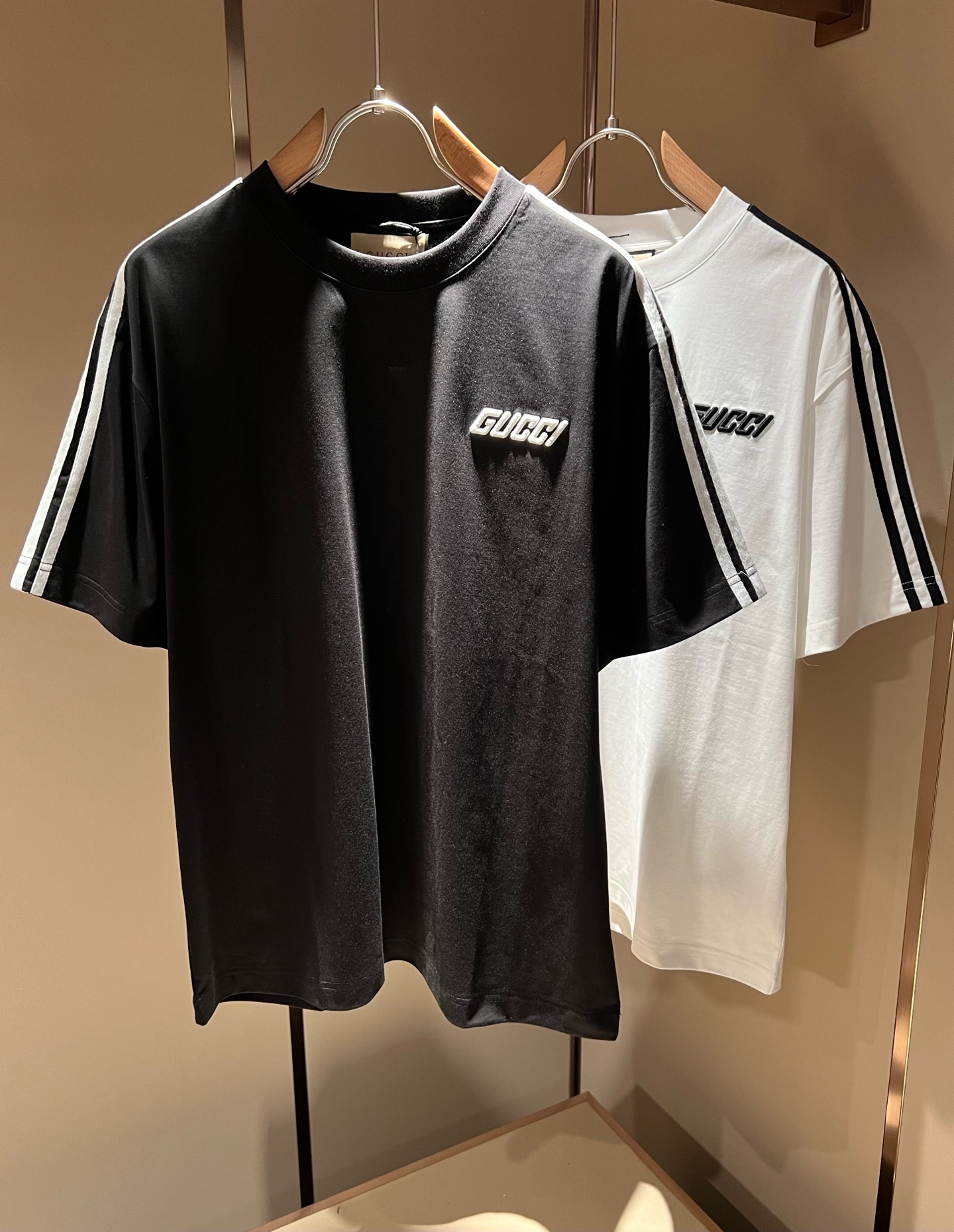 NO:116977,Gucc* Gujia 2025 spring and summer series basic round neck pullover short-sleeved T-shirt, men and women's couples casual loose cotton round neck short-sleeved T-shirt!  Trading companies have sparse channels and are released on the official website at the same time!  The latest series of spring and summer 2025, classic fashion design elements, injecting full vitality into the new series. This T-shirt is carefully selected for imported cotton fabrics. The fabric feels skin-friendly and soft and delicate, and the body logo pattern embroidery design!  It has an extremely comfortable and breathable wearing experience. The whole item is very eye-catching and fashionable, and is deeply loved by young people today!  The loose round neck cut is a neutral style regardless of age and gender, suitable for matching all the styles and looks you need in your daily life!  It is recommended to wear couple outfits to go out on the street to make it more pleasing to the eye!  Size M-3XL, gucci, gucci, T-shirt, tees, t-shirt, alexander wang19860909Gucc*古家 2025春夏系列基础圆领套头短袖T恤,男女同情侣款休闲宽松棉质圆领短袖T恤衫！贸易公司渠道稀出,同步官网发售 ！ 2025春夏最新系列,经典时尚设计元素,为全新系列注入满满活力,这款T恤衫用心甄选客供进口棉面料制成,面料手感亲肤柔软细腻,衣身logo图案刺绣设计！拥有着无比舒适透气性的穿着体验,整件单品极具吸睛度与时尚感,深受当下年轻人的喜爱！基础宽松的圆领版型裁剪,不分年龄与性别的中性款式,适合搭配你日常所需的所有风格与造型！建议搭配情侣装出街会更为养眼出色！尺码M-3XL,,gucci,gucci,T-shirt,tees，t-shirt,alexander wang,Men's clothing