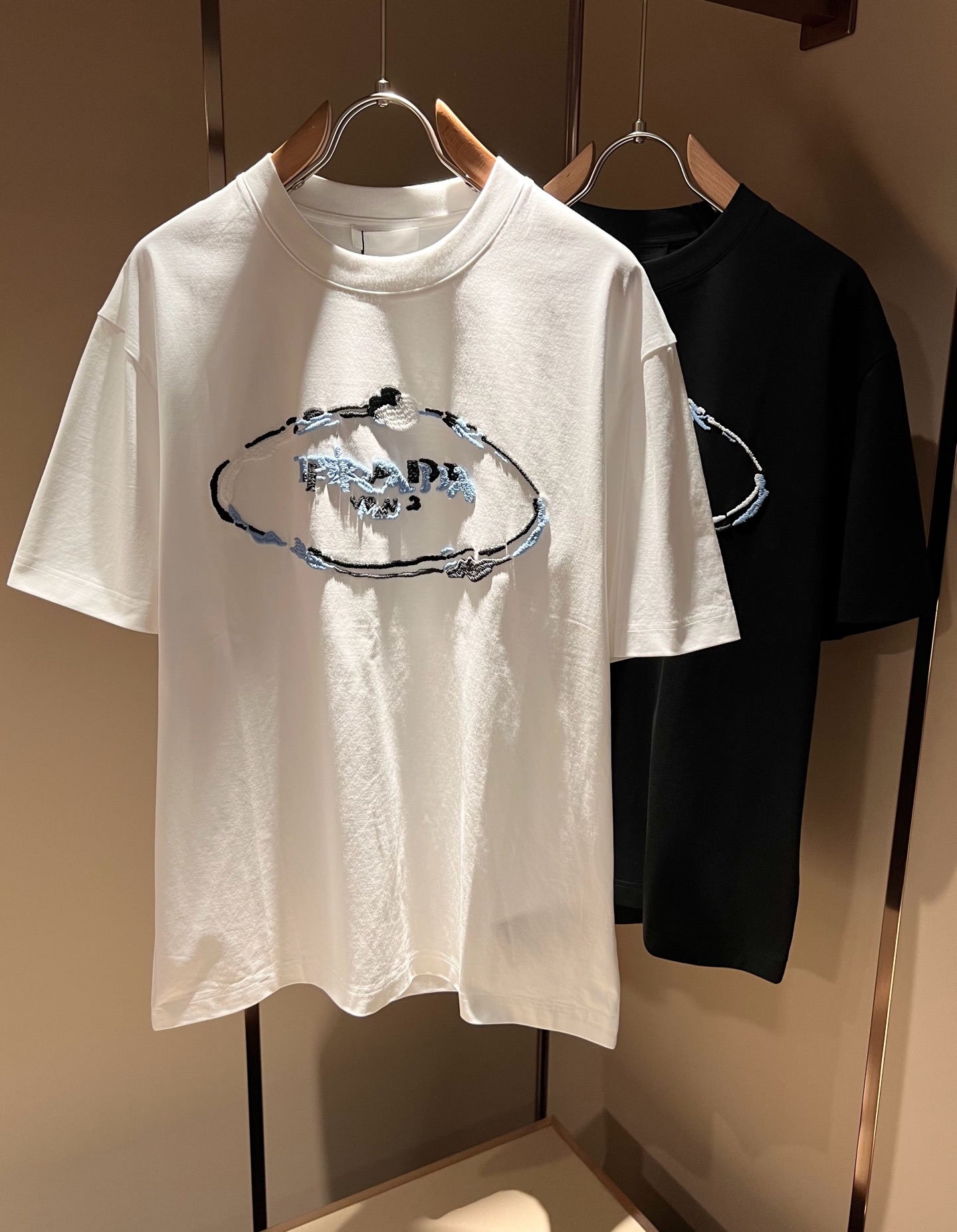 NO:118924,PRAD*A Pu*da 2025 autumn new short-sleeved T-shirt for men and women, the latest model is exclusively available on the entire network!  !  ~ It is classic and fashionable and versatile, who doesn’t like it? It will show the classic again. It is very pleasing to the eye and comes with a low luxury halo and recognition!  Pr*da's traditional brand concept and modern advanced technology are perfectly combined. Coupled with the extremely modern and simple design, P's exclusive logo pattern embroidery design!  Customized 100% imported pure cotton fabric!  The texture of this model is quite touching, the specifications and grades are known with tentacles. The degree of delicateness and breathability are top-notch!  Size M-3XL, prada, T-shirt,tees, t-shirt,alexander wang19860909PRAD*A普*达2025秋季新款男女同款短袖T恤,最新款全网独家首上！！~既经典有时尚百搭,谁不爱啊,将经典再次展现,非常的耐看,自带低奢光环与辨识度！Pr*da传统的品牌理念和现代化的先进技术进行了完美结合.加上极其现代摩登风范的简约设计,p家专属logo图案刺绣设计！定制百分百进口纯棉面料！此款的质感相当感人 触手便知规格档次 细腻程度与透气效果堪称顶级！尺码M-3XL,,prada,T-shirt,tees，t-shirt,alexander wang,Men's clothing