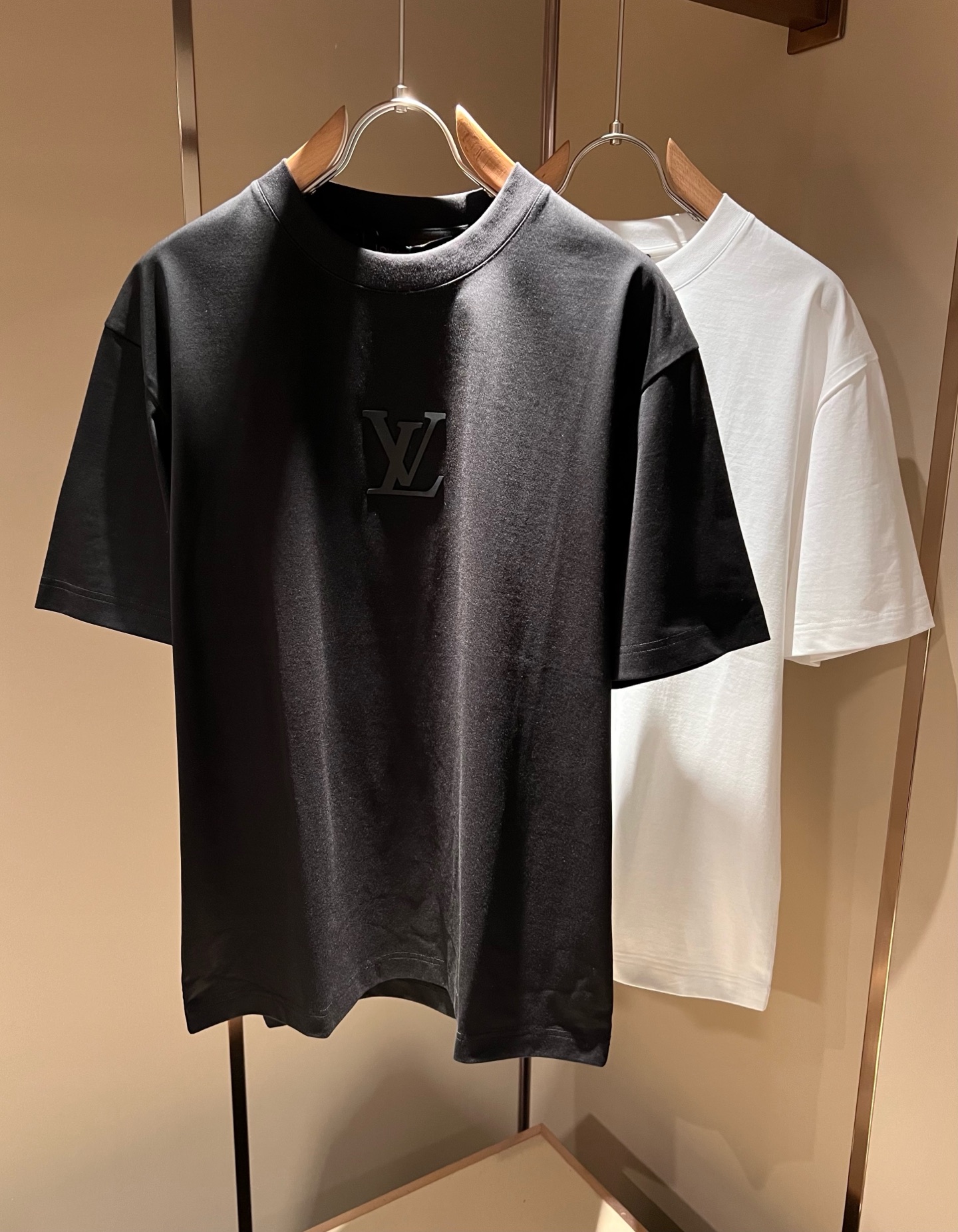 NO:116974,LouisVuitt*Louis*Deng The new series of products in 2025 spring and summer are launched, a very fashionable and avant-garde short-sleeved T-shirt for men and women, with logo pattern glue-touching!  Different from the past, it declares the design concept that has been passed down for many years in the brand!  Its eye-catchingness is no less than any classic style, perfectly presenting the fashionable, high-end and luxurious feeling in front of the world!  Made of imported 280 grams of cotton, selected high-quality pure cotton fabrics, soft and soft to the touch, the real thing is definitely beyond your imagination, close to the body and breathable, even if you sweat profusely, you will not feel greasy or stuffy, and will bring sweating and moisture absorption to the extreme!  Size M-3XL, louis vuitton,louis vuitton,t-shirt,tees,t-shirt,alexander wang19860909LouisVuitt*路易*登 2025春夏全新系列单品上线,非常时髦前卫的一款男女同款短袖T恤,标识logo图案压胶修饰！区别于以往的不同,宣示品牌传承多年的设计理念！其吸睛度完全不亚于任何经典款式,将时髦高级感与奢华感完美呈现在世人眼前！客供进口280克全棉材质制成,精选优质纯棉面料,触感软糯亲肤细腻,实物到手绝对超乎你的想象,贴身无比舒适透气,即便是汗流浃背也不会有腻身及闷热感可言,将排汗吸湿性发挥到了极致！尺码M-3XL,,louis vuitton,louis vuitton,T-shirt,tees，t-shirt,alexander wang,Men's clothing