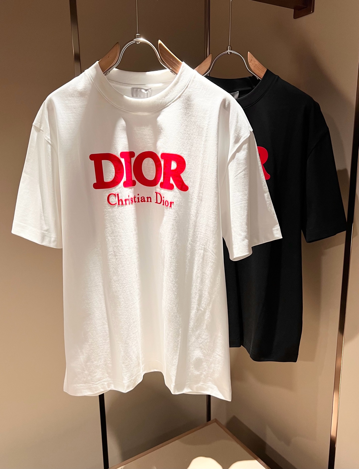 NO:116980,Dio*Dijia 2025 spring and summer new short-sleeved T-shirt for men and women, and the counter is available at the same time!  Customized exclusive 260g pure cotton fabric, customized original craft threads, chest logo pattern velvet craft design!  Simple and generous, calm and versatile, extremely high-end, perfectly integrated with fashion and style, a top fashionable style that perfectly suits the outside wear!  The overall feeling is natural!  The ultimate classic versatile short-sleeved T-shirt adopts the latest three-dimensional letter logo velvet-filled elements design!  The ultimate perfection of heavy industry!  Fans who pursue high quality are please buy them by themselves, and all fans who know the goods are invited to appreciate this model together!  !  Color black white Size M-3XL,,dior,dior,T-shirt,tees,t-shirt,alexander wang19860909Dio*迪家 2025春夏新款男女同款短袖T恤,专柜同步发售！定制专属260克纯棉面料,定制原版工艺螺纹,胸前logo图案压绒工艺设计！简约大方,从容百搭,档次极高,完美融入时尚还有风情感一款完美符合外穿的顶尖时髦气质款！整体给人浑然天成的感觉！极致经典的百搭型短袖T恤,采用最新的立体字母logo压绒元素设计！极致的重工极致的完美！追求高品质的粉丝们请自行抢购,诚邀所有识货的粉丝一同鉴赏此款！！颜色黑色 白色 尺码M-3XL,,dior,dior,T-shirt,tees，t-shirt,alexander wang,Men's clothing