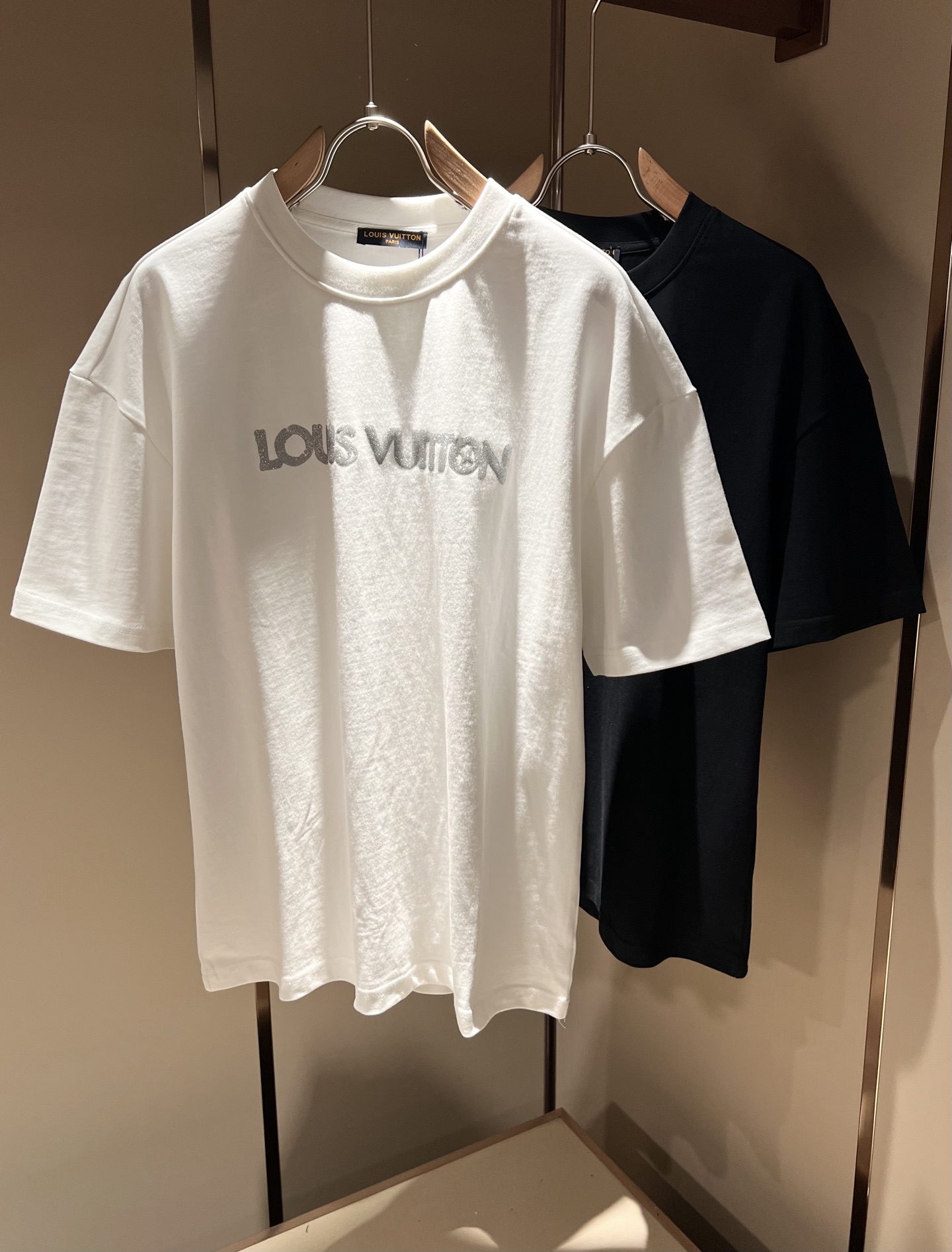 NO:117012,LouisVuitt*Louis*Deng The new series of spring and summer 2025 products are launched, a very fashionable and avant-garde short-sleeved T-shirt for men and women, with logo logo pattern and printing decoration!  Different from the past, it declares the design concept that has been passed down for many years in the brand!  Its eye-catchingness is no less than any classic style, perfectly presenting the fashionable, high-end and luxurious feeling in front of the world!  Made of imported 280 grams of cotton, selected high-quality pure cotton fabrics, soft and soft to the touch, the real thing is definitely beyond your imagination, close to the body and breathable, even if you sweat profusely, you will not feel greasy or stuffy, and will bring sweating and moisture absorption to the extreme!  Size M-2XL, louis vuitton,louis vuitton,t-shirt,tees,t-shirt,alexander wang19860909LouisVuitt*路易*登 2025春夏全新系列单品上线,非常时髦前卫的一款男女同款短袖T恤,标识logo图案印花修饰！区别于以往的不同,宣示品牌传承多年的设计理念！其吸睛度完全不亚于任何经典款式,将时髦高级感与奢华感完美呈现在世人眼前！客供进口280克全棉材质制成,精选优质纯棉面料,触感软糯亲肤细腻,实物到手绝对超乎你的想象,贴身无比舒适透气,即便是汗流浃背也不会有腻身及闷热感可言,将排汗吸湿性发挥到了极致！尺码M-2XL,,louis vuitton,louis vuitton,T-shirt,tees，t-shirt,alexander wang,Men's clothing