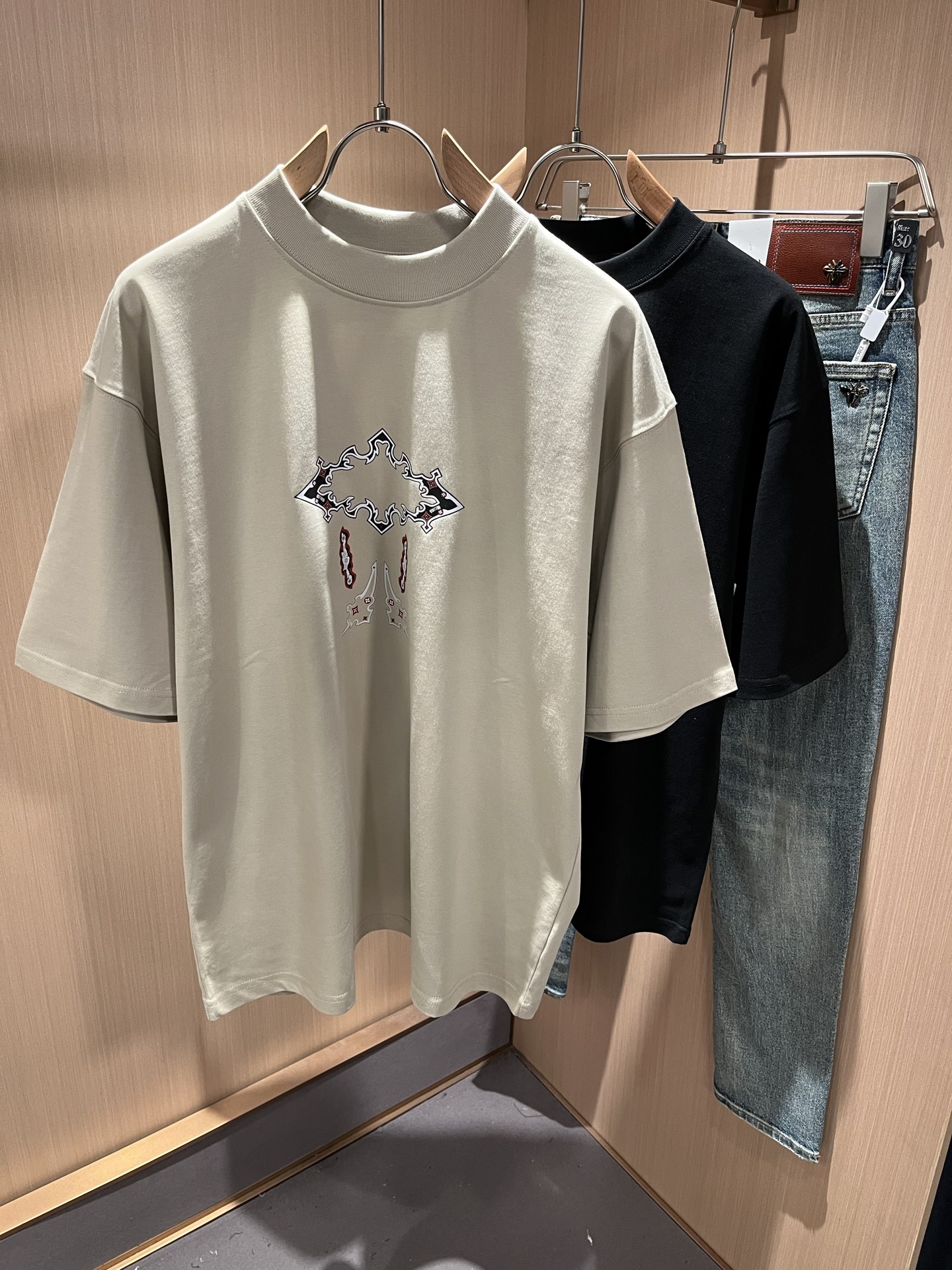 NO:116960,LouisVuitt*Louis*Deng The new series of spring and summer 2025 products are launched, a very fashionable and avant-garde short-sleeved T-shirt for men and women, with logo logo pattern and printing decoration!  Different from the past, it declares the design concept that has been passed down for many years in the brand!  Its eye-catchingness is no less than any classic style, perfectly presenting the fashionable, high-end and luxurious feeling in front of the world!  Made of imported 280 grams of cotton, selected high-quality pure cotton fabrics, soft and soft to the touch, the real thing is definitely beyond your imagination, close to the body and breathable, even if you sweat profusely, you will not feel greasy or stuffy, and will bring sweating and moisture absorption to the extreme!  Size M-3XL, louis vuitton,louis vuitton,t-shirt,tees,t-shirt,alexander wang19860909LouisVuitt*路易*登 2025春夏全新系列单品上线,非常时髦前卫的一款男女同款短袖T恤,标识logo图案印花修饰！区别于以往的不同,宣示品牌传承多年的设计理念！其吸睛度完全不亚于任何经典款式,将时髦高级感与奢华感完美呈现在世人眼前！客供进口280克全棉材质制成,精选优质纯棉面料,触感软糯亲肤细腻,实物到手绝对超乎你的想象,贴身无比舒适透气,即便是汗流浃背也不会有腻身及闷热感可言,将排汗吸湿性发挥到了极致！尺码M-3XL,,louis vuitton,louis vuitton,T-shirt,tees，t-shirt,alexander wang,Men's clothing