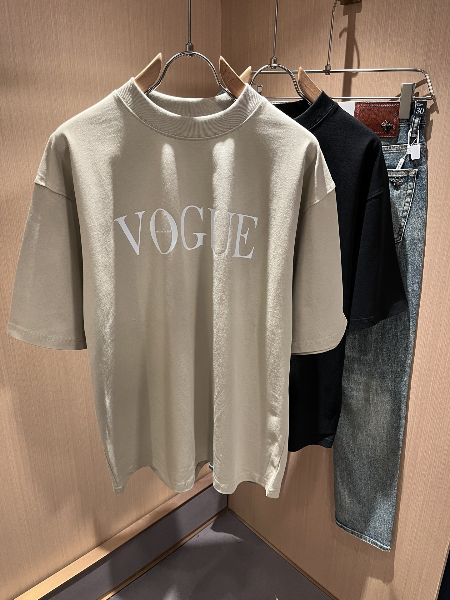 NO:116954,BALENCI*GA Paris* Home 2025 Spring and Summer New Men and Women's Same Short-Sleeve T-shirt!  Fashionable casual short-sleeved T-shirt with catwalk pattern prints!  Design logo printing design!  The most designed and selected customer-supplied 280g pure cotton fabric, which feels soft and skin-friendly, is comfortable and breathable, and you can’t picky about the real thing!  Loose, small, shoulder-dead round neck cut, genderless couple mixed styles, opening up a new fashion charm!  Differentiate the market version of the high-end custom series!  Size M-3XL, balenciaga, T-shirt,tees, t-shirt,alexander wang19860909BALENCI*GA巴黎*家 2025春夏新款男女同款短袖T恤！走秀图案印花时尚休闲短袖T恤衫！设计logo印花设计！极具设计精选客供280g纯棉面料,手感柔软亲肤,着身舒适透气性都无法挑剔,实物绝对会让你爱不释手！宽松小落肩的圆领版型裁剪,无性别主义的情侣混穿款式,打开全新的时装新韵味！区别市场版本高定系列！尺码M-3XL,,balenciaga,T-shirt,tees，t-shirt,alexander wang,Men's clothing