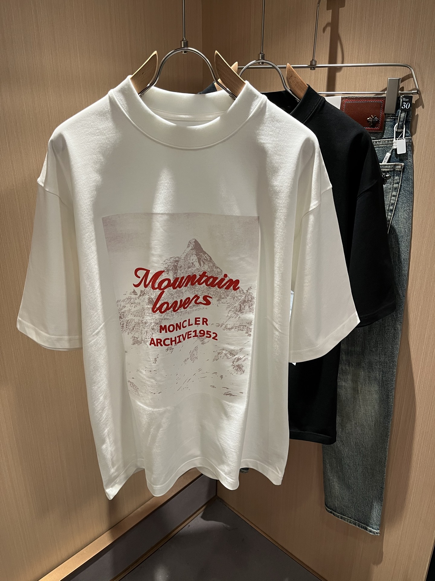 NO:116943,Moncler Mengjia 2025 Spring and Summer Men and Women's Same Style Couple Style Latest Trade Order Short-Sleeve T-shirt, Full Quality!  !  Internet celebrity style!  Designed with logo pattern!  The upper body is comfortable and breathable, not stiff, and the overall three-dimensional feeling is rich. Quality export orders, customized exclusive pure cotton fabric tailoring to meet the simple needs of commuters for dressing. The upper body is very effective, it looks slim and not picky about the figure. The fabric workmanship... Improper, only good craftsmanship can make you feel good and tasteful, a must-have item for everyone!  Size M-3XL, christian louboutin, T-shirt,tees, t-shirt,alexander wang19860909Moncler蒙家 2025春夏男女同款情侣款最新的贸易订单短袖T恤,全品相！！网红款！采用logo图案印花设计！上身舒适透气,不僵硬,整体有着丰富的立体感,品质出口订单,定制专属纯棉面料剪裁,满足通勤人们对于着装的简约需求,上身效果很好,显瘦,不挑剔身材.面料做工....无可挑剔,好工艺好面料才能穿出好品味一款,人手必备单品！尺码M-3XL,,christian louboutin,T-shirt,tees，t-shirt,alexander wang,Men's clothing