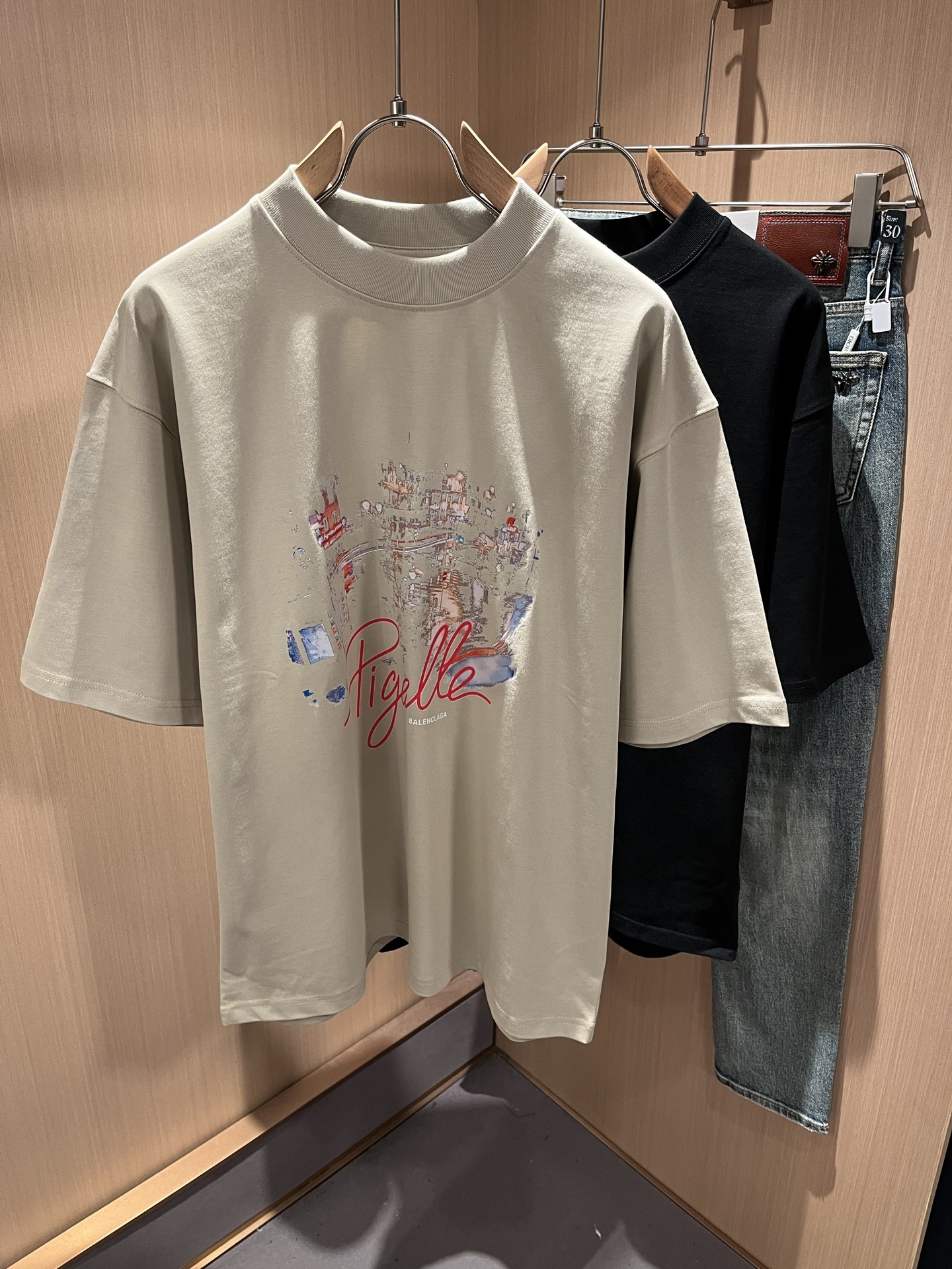 NO:116948,BALENCI*GA Paris* Home 2025 Spring and Summer New Men and Women's Same Short-Sleeve T-shirt!  Fashionable casual short-sleeved T-shirt with catwalk pattern prints!  Design logo printing design!  The most designed and selected customer-supplied 280g pure cotton fabric, which feels soft and skin-friendly, is comfortable and breathable, and you can’t picky about the real thing!  Loose, small, shoulder-dead round neck cut, genderless couple mixed styles, opening up a new fashion charm!  Differentiate the market version of the high-end custom series!  Size M-3XL, balenciaga, T-shirt,tees, t-shirt,alexander wang19860909BALENCI*GA巴黎*家 2025春夏新款男女同款短袖T恤！走秀图案印花时尚休闲短袖T恤衫！设计logo印花设计！极具设计精选客供280g纯棉面料,手感柔软亲肤,着身舒适透气性都无法挑剔,实物绝对会让你爱不释手！宽松小落肩的圆领版型裁剪,无性别主义的情侣混穿款式,打开全新的时装新韵味！区别市场版本高定系列！尺码M-3XL,,balenciaga,T-shirt,tees，t-shirt,alexander wang,Men's clothing