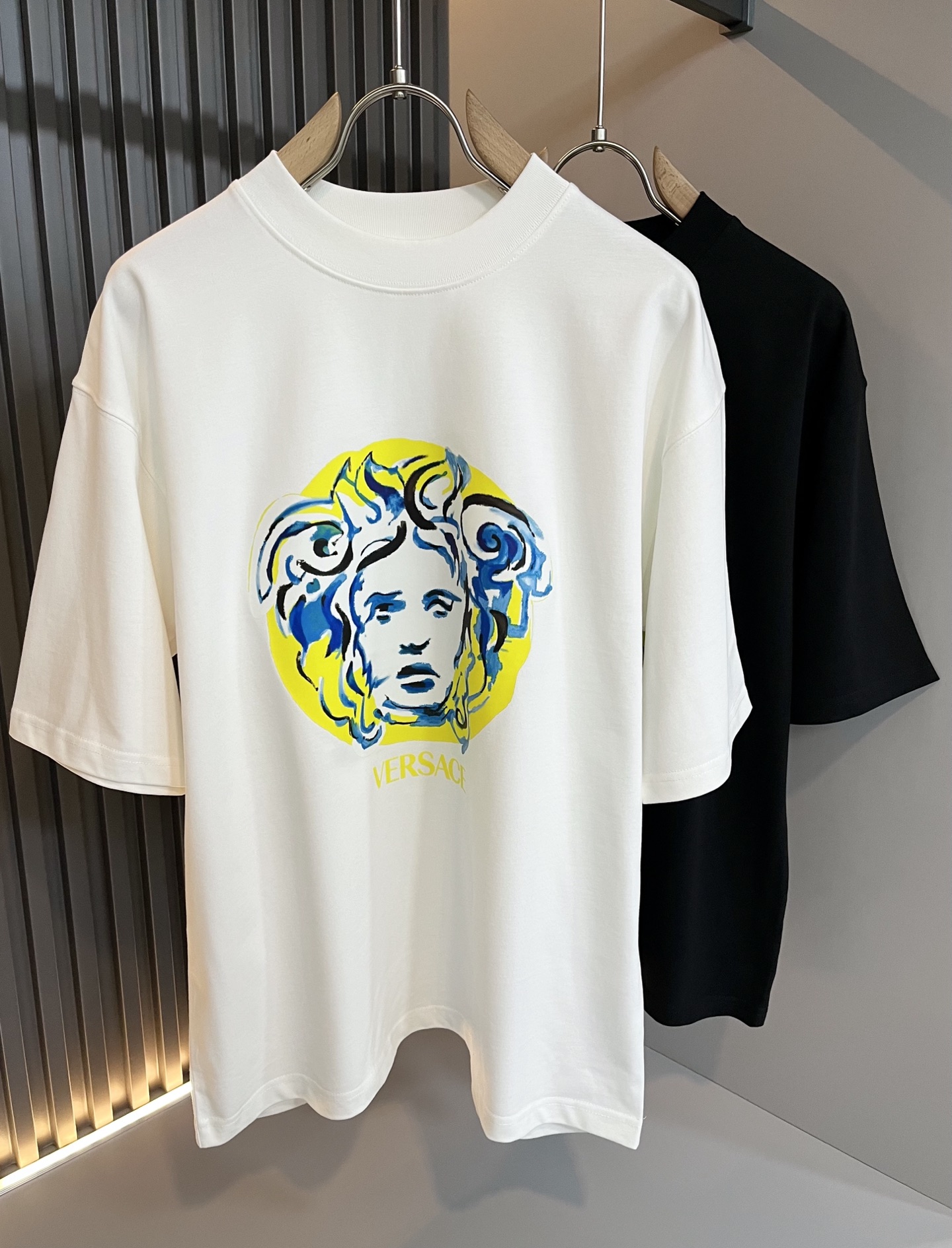 NO:116961,VERS*CE/Fan*zhe 2025 spring and summer new original single short-sleeved T-shirt, VERS*CE/Fan*zhe Trading Company Channel Product Recommended Short-sleeved T-shirt, Medusa avatar letter logo print image decoration is extremely exquisite to highlight the gradient effect!  The heavy embroidery craftsmanship is made with a strong three-dimensional sense, and only advanced German equipment can produce it, highlighting the invincible visual luxury, with a very high craftsmanship level and a very important craftsmanship!  Customer-supplied imported pure cotton fabrics, excellent skin-friendly, extremely perfect details, impeccable, excellent upper body effect, very eye-catching, unquestionable return rate, excellent items for improved vision in the wardrobe, very handsome in both inner wear and single wear. Size M-3XL, versace, T-shirt, tees, t-shirt, alexander wang19860909VERS*CE/范*哲 2025春夏新品原单短袖T恤,VERS*CE/范*哲 贸易公司渠道 产品 值的推荐短袖T恤 ,美杜莎头像字母logo印花图像装饰极为精致凸显渐变效果！重磅刺绣工艺打造,立体感极强,唯有德国先进设备方能制作,凸显了视觉无敌的震撼奢华,工艺水准极高,非常重工匠心！客供进口纯棉面料,亲肤性绝佳,细节极致完美,无可挑剔,上身效果非常出色,非常招眼吸睛,回头率毋庸置疑,衣橱里改良视觉的绝佳单品,无论内搭还是单穿都爆帅十足.尺码M-3XL,,versace,T-shirt,tees，t-shirt,alexander wang,Men's clothing