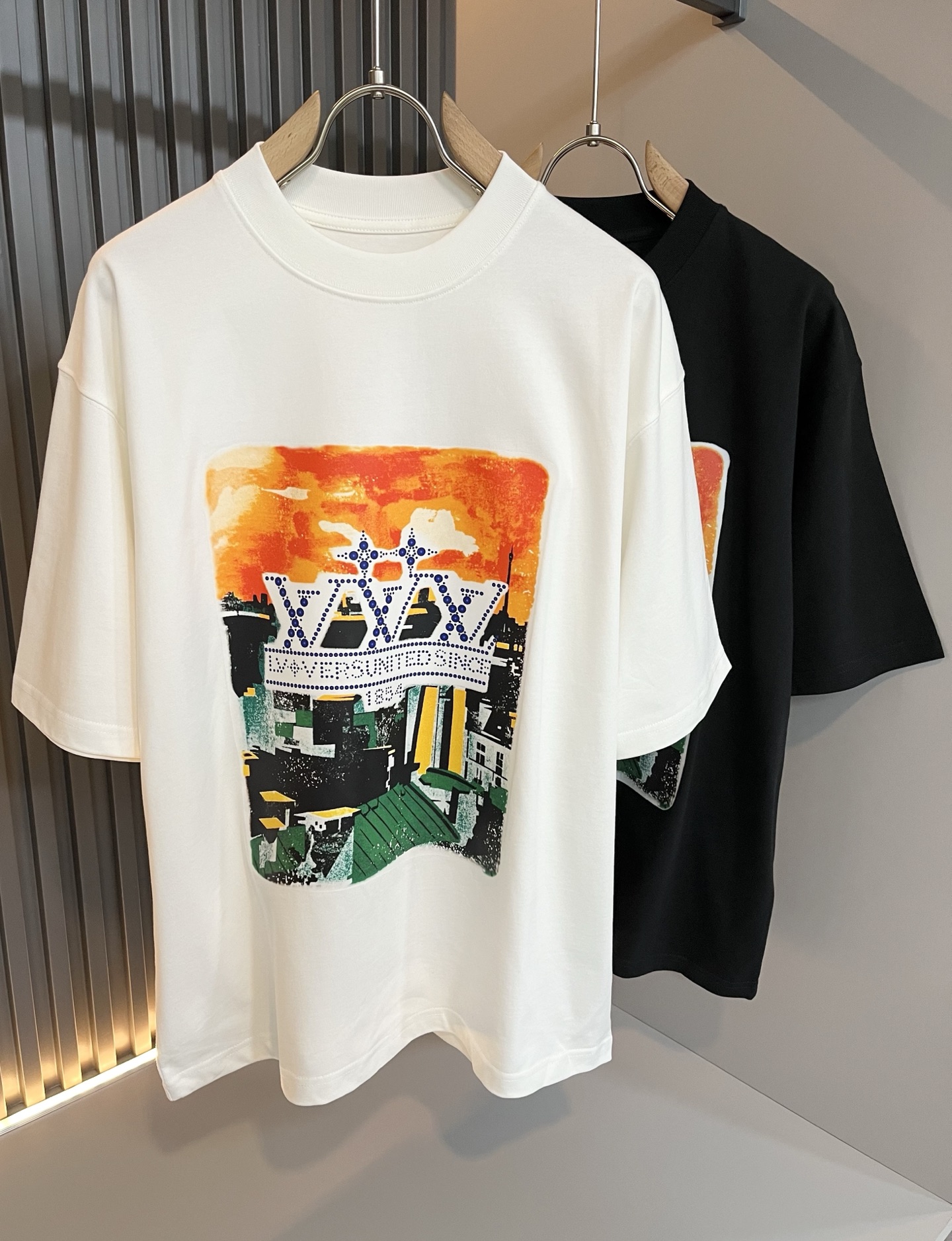 NO:116965,LouisVuitt*Louis*Deng The new series of spring and summer 2025 products are launched, a very fashionable and avant-garde short-sleeved T-shirt for men and women, with logo logo pattern and printing decoration!  Different from the past, it declares the design concept that has been passed down for many years in the brand!  Its eye-catchingness is no less than any classic style, perfectly presenting the fashionable, high-end and luxurious feeling in front of the world!  Made of imported 280 grams of cotton, selected high-quality pure cotton fabrics, soft and soft to the touch, the real thing is definitely beyond your imagination, close to the body and breathable, even if you sweat profusely, you will not feel greasy or stuffy, and will bring sweating and moisture absorption to the extreme!  Size M-3XL, louis vuitton,louis vuitton,t-shirt,tees,t-shirt,alexander wang19860909LouisVuitt*路易*登 2025春夏全新系列单品上线,非常时髦前卫的一款男女同款短袖T恤,标识logo图案印花修饰！区别于以往的不同,宣示品牌传承多年的设计理念！其吸睛度完全不亚于任何经典款式,将时髦高级感与奢华感完美呈现在世人眼前！客供进口280克全棉材质制成,精选优质纯棉面料,触感软糯亲肤细腻,实物到手绝对超乎你的想象,贴身无比舒适透气,即便是汗流浃背也不会有腻身及闷热感可言,将排汗吸湿性发挥到了极致！尺码M-3XL,,louis vuitton,louis vuitton,T-shirt,tees，t-shirt,alexander wang,Men's clothing