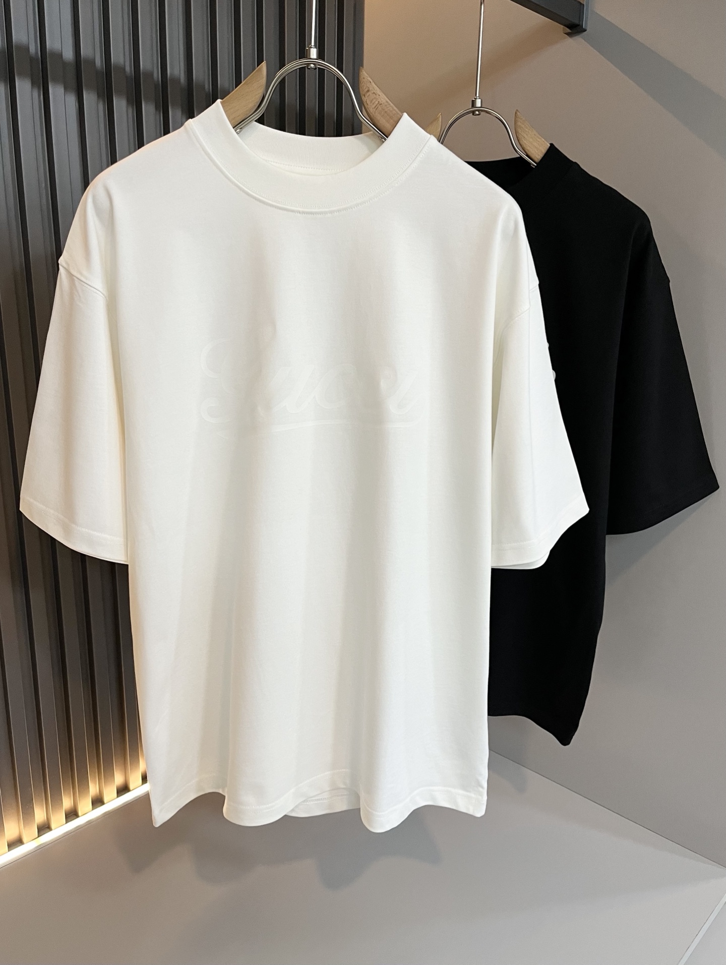 NO:116955,Gucc* Gujia 2025 spring and summer series basic round neck pullover short-sleeved T-shirt, men and women's couples casual loose cotton round neck short-sleeved T-shirt!  Trading companies have sparse channels and are released on the official website at the same time!  The latest series of spring and summer 2025, classic fashion design elements, injecting full vitality into the new series. This T-shirt is carefully selected for imported cotton fabrics. The fabric feels skin-friendly and soft and delicate, and the body logo print design!  It has an extremely comfortable and breathable wearing experience. The whole item is very eye-catching and fashionable, and is deeply loved by young people today!  The loose round neck cut is a neutral style regardless of age and gender, suitable for matching all the styles and looks you need in your daily life!  It is recommended to wear couple outfits to go out on the street to make it more pleasing to the eye!  Size M-3XL, gucci, gucci, T-shirt, tees, t-shirt, alexander wang19860909Gucc*古家 2025春夏系列基础圆领套头短袖T恤,男女同情侣款休闲宽松棉质圆领短袖T恤衫！贸易公司渠道稀出,同步官网发售 ！ 2025春夏最新系列,经典时尚设计元素,为全新系列注入满满活力,这款T恤衫用心甄选客供进口棉面料制成,面料手感亲肤柔软细腻,衣身logo印花设计！拥有着无比舒适透气性的穿着体验,整件单品极具吸睛度与时尚感,深受当下年轻人的喜爱！基础宽松的圆领版型裁剪,不分年龄与性别的中性款式,适合搭配你日常所需的所有风格与造型！建议搭配情侣装出街会更为养眼出色！尺码M-3XL,,gucci,gucci,T-shirt,tees，t-shirt,alexander wang,Men's clothing