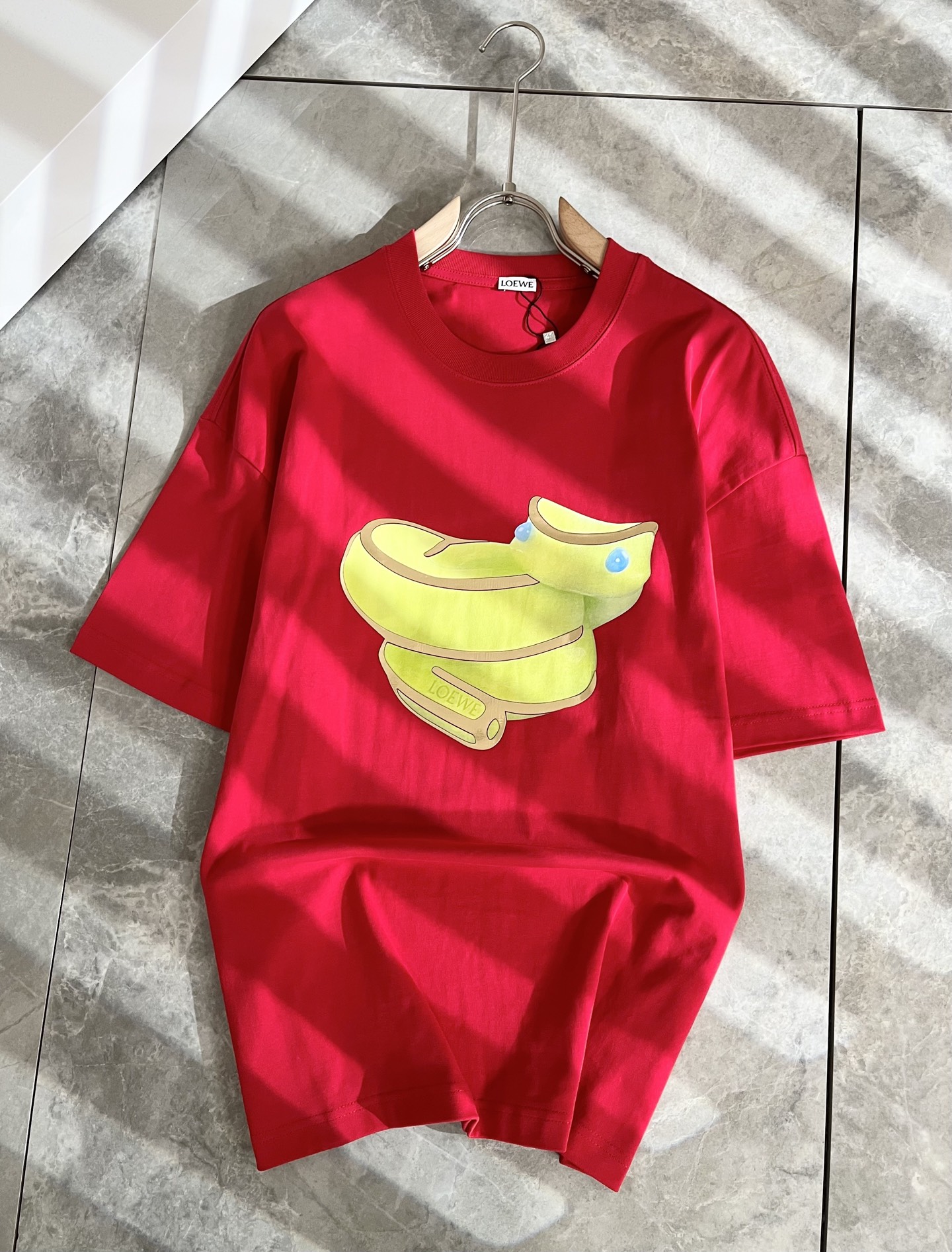 NO:116922,LOE*WE Luo*We 2025 spring and summer new short-sleeved T-shirt for men and women, original Italian order channel, very personalized and high-end style, logo pattern offset printing technology design!  Couple pure cotton short-sleeved T-shirt!  !  The latest fashion trends and popular products are here, and it is another simple and high-end fashion item. It is a fashion product with very high-end outfit charm. It is a must-have item for fashion trends!  Original Italian manufacturer channels, special-level orders, and released at the same time as Hong Kong, Macao and Taiwan buyers. This model is also the latest popular product of Luo Yiweijia this year and the most classic product. Its specifications and grades are beyond doubt!  !  The choice is very diverse, and it can be said that this model naturally has a fresh and natural feeling, showing the brand charm and high-end feeling. The texture of this model is very good, and the heavy weight and brilliant skin-friendliness that can be seen with hands are even better, and it is a complete enjoyment of wearing!  !  Size: S-2XL, loewe, loewe, T-shirt,tees, t-shirt,alexander wang19860909LOE*WE罗*威 2025春夏新款男女同款短袖T恤,意大利原厂订单渠道,极具个性高级风,标志logo图案压胶印花工艺设计！情侣款纯棉短袖T恤！！最新时尚潮流人气产物驾到,又是一款简约高级的时尚单品,穿搭魅力十分高级不俗的时尚产物 ,时尚潮流必备单品！意大利原厂渠道,特供级别订单,同步港澳台买手店发布,此款也是罗意威家今年的最新人气产物,也是最经典的产物,其规格跟档次更是毋庸置疑！！ 选择极具多样化,言而喻此款自然具备那种清新自然的感觉,彰显品牌魅力与高级感,此款的质感十分的到位,用手可以感知的重磅跟出彩亲肤程度更是上佳,十足的穿着享受！！尺码: S-2XL,,loewe,loewe,T-shirt,tees，t-shirt,alexander wang,Men's clothing