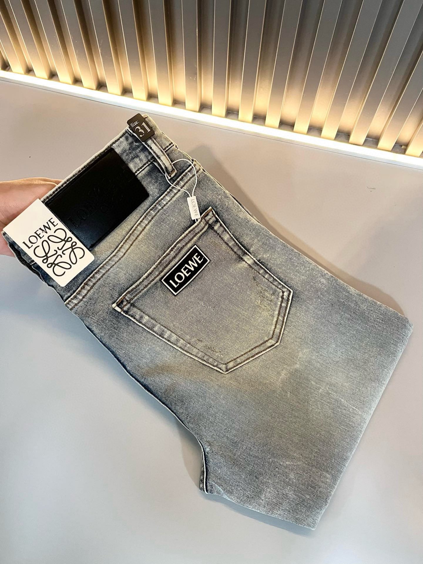 NO:116962,LO*WE/Luo*We 2025 spring and summer new men's fashion high-end casual pants, Hong Kong foreign business channel products, original Japanese products, pure blood quality, perfectly continues the essence and genes of LOE*'s home. From the main fabric to the detailed craftsmanship, all show the ingenuity of quality, use multiple brand elements to interpret, and choose precious cowhide material to build a logo waist brand leather design!  Identity manifestation that belongs to the soul!  Customer-supplied high-end imported pure cotton fabrics, very high-end and fashionable detailed craftsmanship, red ear cloth is completed by a specific antique loom. This element represents the identity and rank of jeans, which is very worthy of careful appreciation!  In terms of matching, it is invincible and explains the versatility in place, with ingenious details and exquisite accessories. The auxiliary materials are all provided by foreign merchants. They are tailored and slim, and the upper body is lifted with an excellent effect. They are a styling item that is hard to come by!  Size 30 -40, loewe, jeans, cowhide, alexander wang19860909LO*WE/罗*威2025春夏新品男士时装款高端休闲裤,香港洋行渠道货,日本原厂出品,纯血统品质,完美延续了LOE*家的精髓与基因,从主体面料到细节工艺,无不彰显出品质的匠心所在,运用多个品牌元素标识来诠释,选取矜贵的牛皮材质构建logo腰牌皮革设计！属于灵魂式的身份彰显！客供高级进口的纯棉面料,非常高级且时髦的细节工艺,赤耳布是由特定古董织布机完成,此元素代表着牛仔裤的身份及段位,非常值得细品悦人！在搭配上所向无敌,把百搭阐释到位,细节匠心考究,辅料皆为外商客供,剪裁合体修身,上身提臀效果绝佳,可遇而不可求的造型单品！尺码30 -40,,loewe,jeans,cowhide,alexander wang,Men's clothing