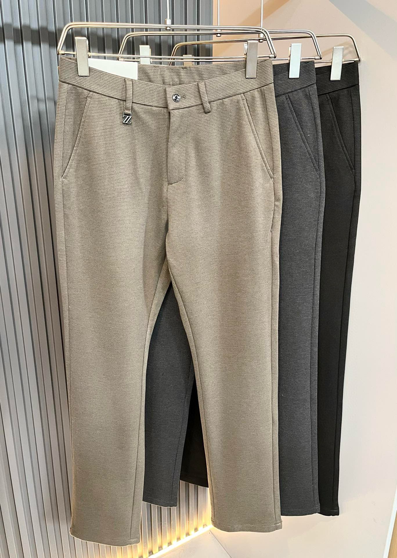 NO:116949,Ermenegildo Zeg*aJia 2025 autumn and winter new men's cashmere casual pants, the finale of the channel goods have appeared!  !  Sold simultaneously at the counter!  It is no exaggeration to say that this trouser is made from the original OEM channel, not a bragging original OEM, but is a product from the domestic ready-to-wear OEM factory officially authorized by Jenia!  Therefore, the ratio of quantity and size is extremely short, so you can earn it if you grab it!  The best trousers in autumn and winter are officially unveiled!  !  !  !  !  !  Zegna's things have always been one of the only essential outfits for successful business people!  Not everyone can easily surpass the brand's high-end style and its own strong aura. No matter which season the style is, it is a standard temperament!  However, the fabric style is between business and casual and daily wear, and customizes original hardware logo accessories!  Only Jenya, who can design a pair of trousers so well-suited to the public, is the only one who focuses on men's clothing, business and casualness!  Whether you wear this style in a casual occasion or in a business occasion, you must wear it well and be able to wear it to your own taste!  Pants that give yourself unlimited points!  Size 30-4037 39, zegna,alexander wang19860909Ermenegildo Zeg*a杰*亚 2025秋冬新款男士羊绒休闲裤,压轴的渠道货出现了！！柜台同步销售！ 毫不夸张的说,此款裤装是原厂代工渠道的货,并不是吹牛的原厂代工,完全是由杰尼亚官方授权的国内成衣代工厂出来的产品！所以数量跟尺码配比都极度紧缺,抢到就是赚到！秋冬最好的裤装正式揭幕！！！！！！Zegna的东西,从来都是成功商务人士的专属必备行头之一！品牌高级的格调以及自带强大的气场并不是所有人都能轻易凌驾的.无论哪季的款式都是都是气质标配！但是面料版型又介乎于商务休闲跟日常穿着之间,定制原版五金logo辅料配件！能将一款裤装设计到如此贴合大众穿着,也就只有专注于男装商务休闲的杰尼亚了！不论您是休闲场合穿搭,或者商务场合此款都能搭配的恰到好处要穿,就必须穿好的,能穿出属于自己品味的！给自己无限加分的裤子！尺码30-4037 39,,zegna,alexander wang,Men's clothing