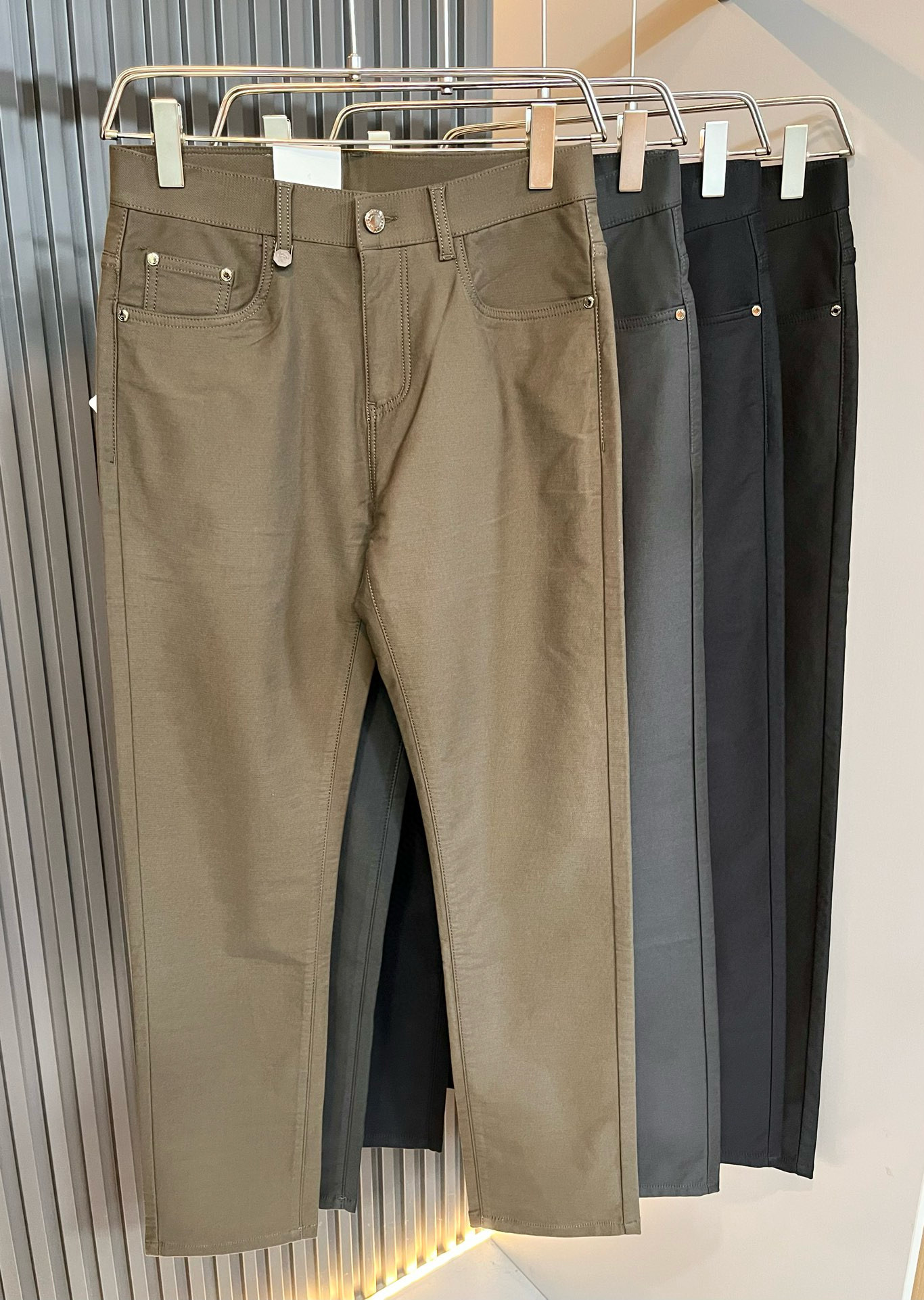 NO:116951,BC-Brunello Cucineli 2025 early spring new men's fashion high-end casual pants, Hong Kong foreign business channel goods, original Japanese production, pure blood quality, perfectly continues the essence and genes of BC home. From the main fabric to the detailed craftsmanship, all show the ingenuity of quality, use multiple brand elements to interpret, and choose expensive materials to build a hardware logo design!  Identity manifestation that belongs to the soul!  Customers supply high-end imported pure cotton fabrics, very high-end and fashionable detailed craftsmanship, red ear cloth is completed by a specific antique loom. This element represents the identity and rank of jeans, which is very worthy of savoring!  In terms of matching, it is invincible and explains the versatility in place, with ingenious details and exquisite accessories. The auxiliary materials are all provided by foreign merchants. They are tailored and slim, and the upper body is lifted with an excellent effect. They are a styling item that is hard to come by!  Size 30-40, brunello cucinelli,chanel,jeans,alexander wang19860909BC-Brunello Cucineli 2025早春新品男士时装款高端休闲裤,香港洋行渠道货,日本原厂出品,纯血统品质,完美延续了BC家的精髓与基因,从主体面料到细节工艺,无不彰显出品质的匠心所在,运用多个品牌元素标识来诠释,选取矜贵的材质构建五金logo设计！属于灵魂式的身份彰显！客供高级进口纯棉面料,非常高级且时髦的细节工艺,赤耳布是由特定古董织布机完成,此元素代表着牛仔裤的身份及段位,非常值得细品悦人！在搭配上所向无敌,把百搭阐释到位,细节匠心考究,辅料皆为外商客供,剪裁合体修身,上身提臀效果绝佳,可遇而不可求的造型单品！尺码30-40,,brunello cucinelli,chanel,jeans,alexander wang,Men's clothing