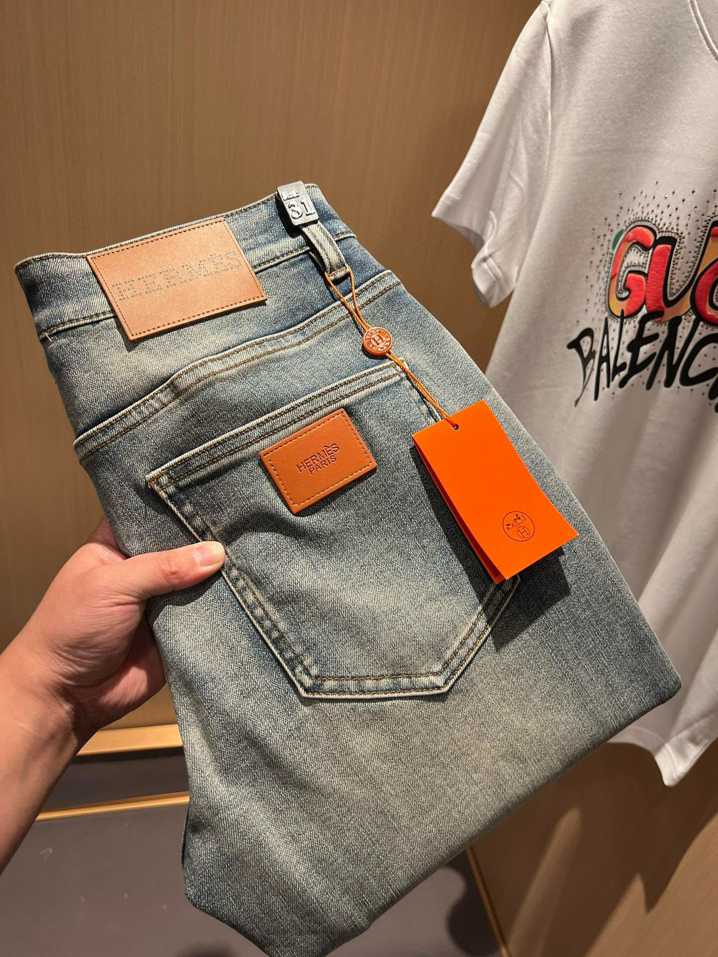 NO:116937,HERM*S AES 2025 Spring and Summer Men's High-end Tanning Washed Small Straight Jeans Overseas Trading Company Channel Order!  Men's slim straight jeans!  Shanghai Henglong store is on sale!  It is high-end, simple, and has exquisite craftsmanship and materials. It is very rigorous and demanding in pursuit of quality. It uses every detail to prove its brand image!  The typical essence of H's home, with a very representative logo design!  The brand image of H's home is perfectly explained, and the signature leather brand is also quite amazing. It has built a brand LOGO, and the fabric has been perfectly transformed and sublimated. It has a heavy environmentally friendly plant enzyme washing process. The texture has a unique retro style and is quite outstanding. It is recognized as a universal and versatile color number and can withstand the test of any season.  Well-tailed, clean, refreshing and neat!  Size 29-38, hermes, jeans, alexander wang19860909HERM*S爱*仕 2025春夏男士高端丹宁水洗小直筒牛仔裤 海外贸易公司渠道订单 ！男士修身直筒牛仔裤！上海恒隆店在售！高级、简约,工艺和用料方面都颇为考究,对于品质的追求非常严谨和苛刻,用每一个细节来力证自身品牌形象！H家的典型精髓,极具代表性标志logo腰牌设计！将H家的品牌形象完美阐释出来,招牌式的皮牌亦颇为惊艳,构建出品牌LOGO,面料得到完美蜕变和升华,重磅环保植物酵素水洗工艺,肌理有着独特的复古风格,相当出彩,公认的万能百搭色号,经得住任何季节的考验配色！剪裁精良,干净清爽且利落！尺码29-38,,hermes,jeans,alexander wang,Men's clothing