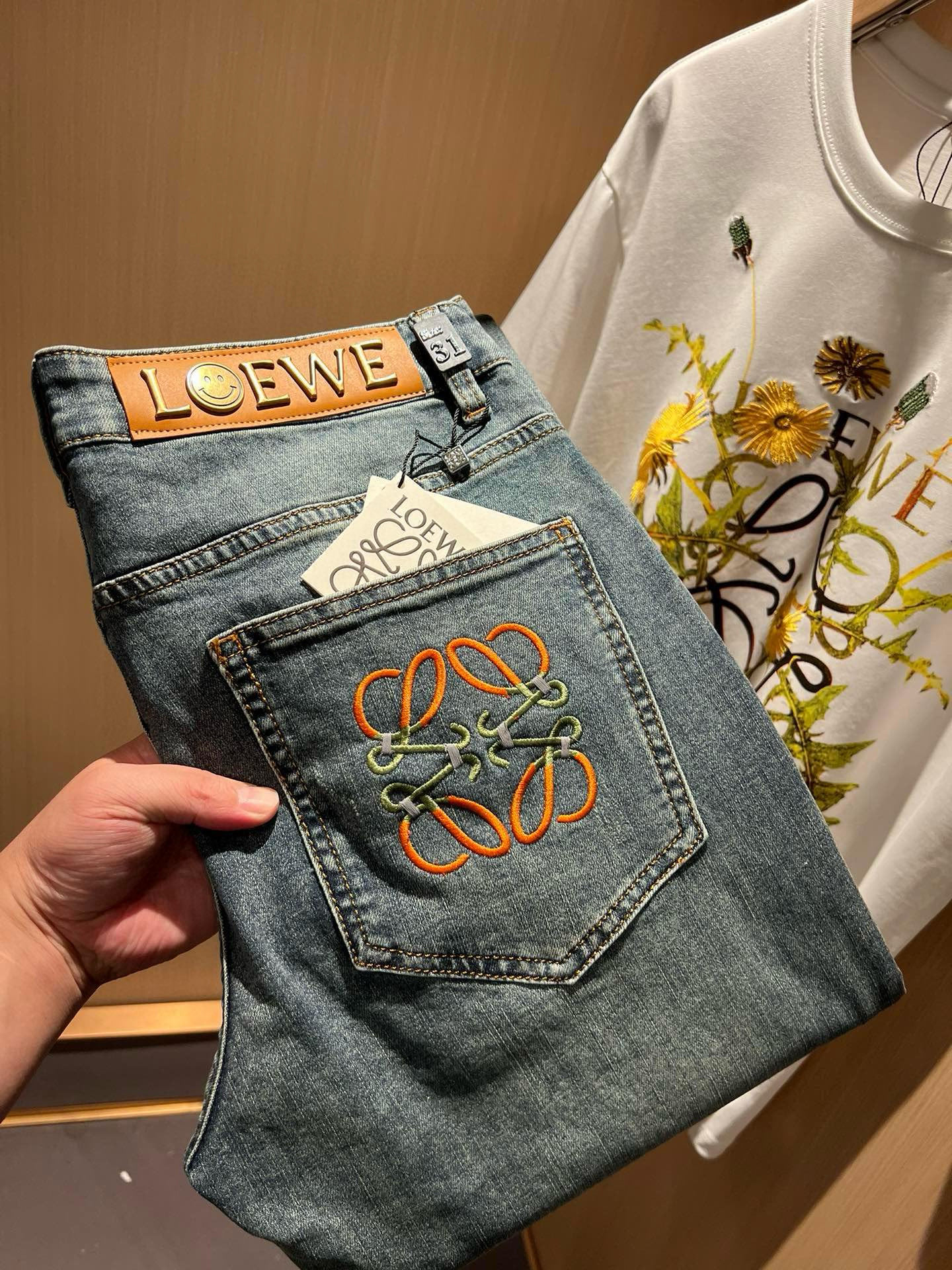 NO:116925,LO*WE/Luo*We 2025 spring and summer new men's fashion high-end casual pants, Hong Kong foreign business channel products, original Japanese products, pure blood quality, perfectly continues the essence and genes of LOE*'s home. From the main fabric to the detailed craftsmanship, all show the ingenuity of quality, use multiple brand elements to interpret, and choose precious cowhide material to build a logo waist brand leather design!  Identity manifestation that belongs to the soul!  Customer-supplied high-end imported pure cotton fabrics, very high-end and fashionable detailed craftsmanship, red ear cloth is completed by a specific antique loom. This element represents the identity and rank of jeans, which is very worthy of careful appreciation!  In terms of matching, it is invincible and explains the versatility in place, with ingenious details and exquisite accessories. The auxiliary materials are all provided by foreign merchants. They are tailored and slim, and the upper body is lifted with an excellent effect. They are a styling item that is hard to come by!  Size 29-40, loewe, jeans, cowhide, alexander wang19860909LO*WE/罗*威2025春夏新品男士时装款高端休闲裤,香港洋行渠道货,日本原厂出品,纯血统品质,完美延续了LOE*家的精髓与基因,从主体面料到细节工艺,无不彰显出品质的匠心所在,运用多个品牌元素标识来诠释,选取矜贵的牛皮材质构建logo腰牌皮革设计！属于灵魂式的身份彰显！客供高级进口的纯棉面料,非常高级且时髦的细节工艺,赤耳布是由特定古董织布机完成,此元素代表着牛仔裤的身份及段位,非常值得细品悦人！在搭配上所向无敌,把百搭阐释到位,细节匠心考究,辅料皆为外商客供,剪裁合体修身,上身提臀效果绝佳,可遇而不可求的造型单品！尺码29-40,,loewe,jeans,cowhide,alexander wang,Men's clothing