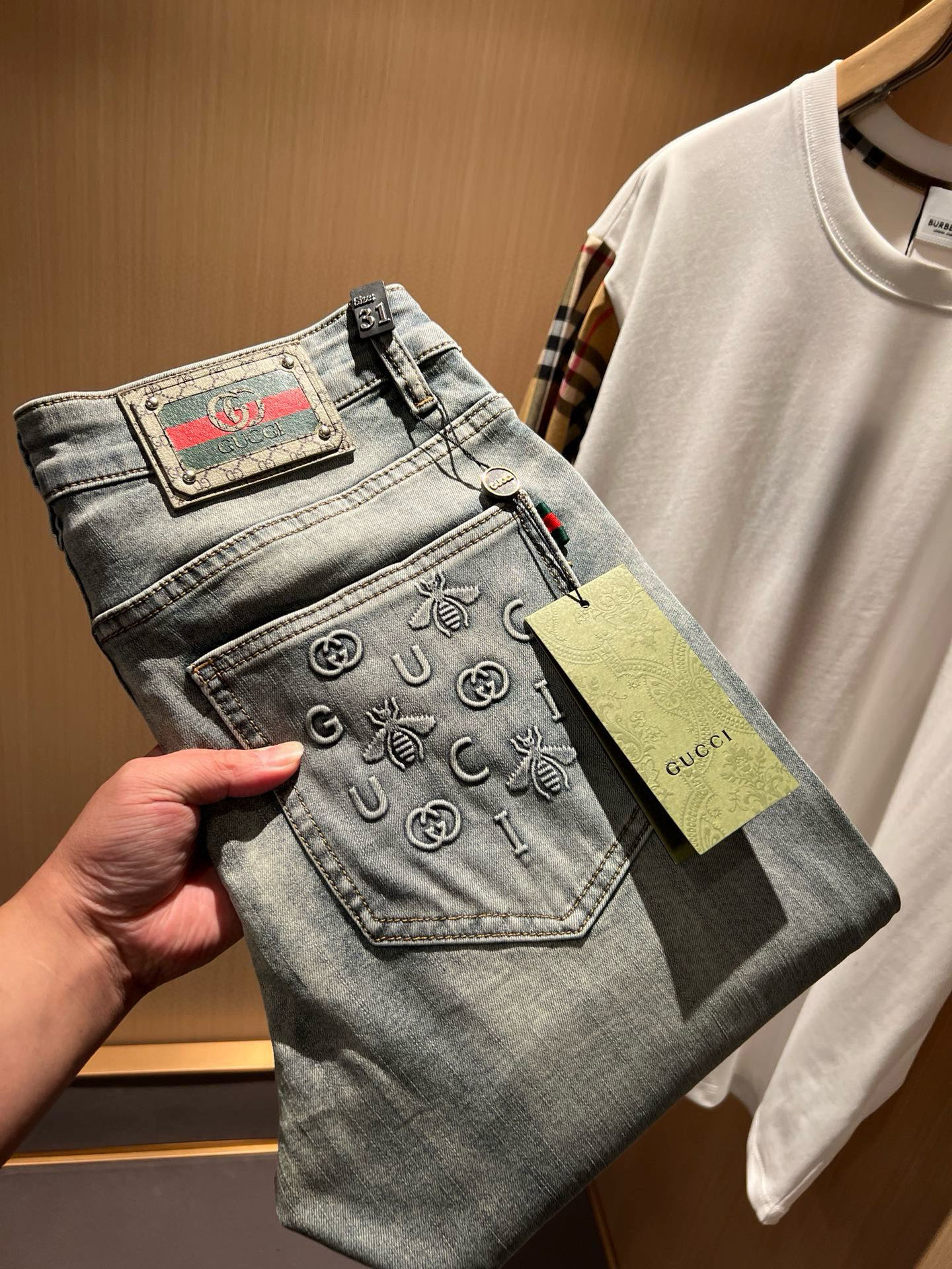 NO:116928,GUCC* Gujia 2025 spring and summer new product classic men's denim fashion washing jeans, pure Hong Kong foreign business channel goods, classic star-grade items, denim jeans are essential items in the closet, and are a tool for daily mixing and matching and styling. Every detail is enough to taste!  The classic overall design carries the ancient style, rich literary retro colors, and pocket embroidered letter logo pattern modification!  The logo has been reshaped again, and the innovative leather logo is very stunning. The design brings the overall modern retro tone and fashionable feel to the extreme, and greatly enriches the overall vision!  The style is perfectly tailored, satisfied with everyday outfits, full of upper body styles, must-have trousers for quality control and ancient masturbation control!  Size 29-40, gucci, gucci, jeans, alexander wang19860909GUCC* 古家2025春夏新品经典男士丹宁时尚水洗牛仔裤,纯正 香港洋行渠道货 经典明星级单品,丹宁牛仔裤属于衣橱的必备单品,属于日常混搭和造型的利器 每个细节皆足矣品味！经典整体的设计承载了古家风格,浓郁的文艺复古色彩,口袋刺绣字母logo图案修饰！标识再一次得到重塑,革新后的皮标非常惊艳,设计把整体的现代复古腔调及时髦感发挥到极致,且极大的丰富了整体的视觉！版型剪裁完美,满足于日常各种穿搭,上身型款十足,于品质控及古迷控者必入型裤装！尺码29-40,,gucci,gucci,jeans,alexander wang,Men's clothing