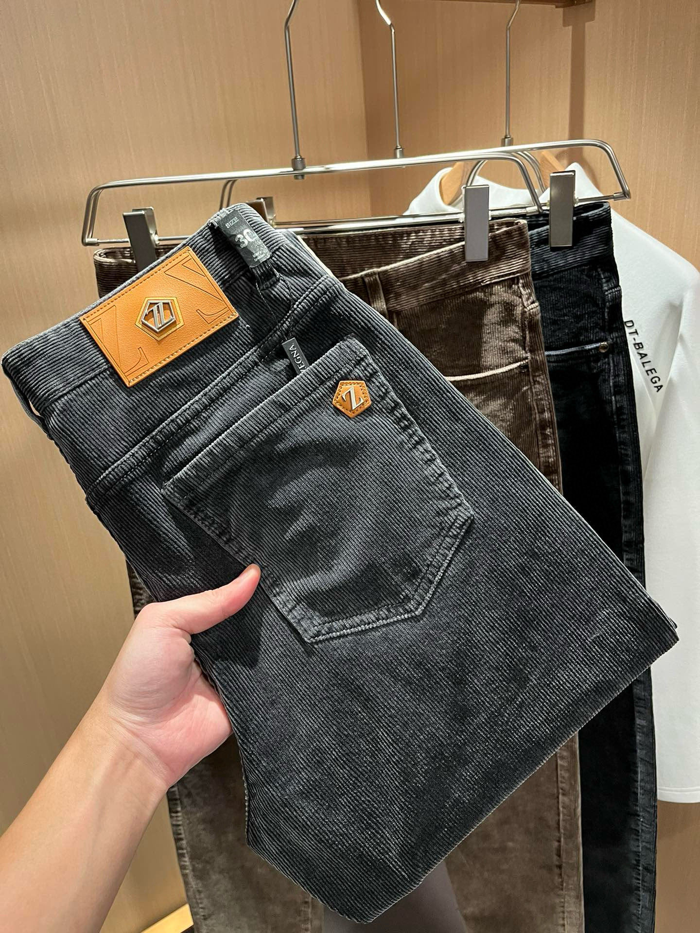 NO:116931,Ermenegildo Zeg*aJia 2025 autumn and winter new men's corduroy casual pants, the finale of the channel goods have appeared!  !  Sold simultaneously at the counter!  It is no exaggeration to say that this trouser is made from the original OEM channel, not a bragging original OEM, but is a product from the domestic ready-to-wear OEM factory officially authorized by Jenia!  Therefore, the ratio of quantity and size is extremely short, so you can earn it if you grab it!  The best trousers in autumn and winter are officially unveiled!  !  !  !  !  !  Zegna's things have always been one of the only essential outfits for successful business people!  Not everyone can easily surpass the brand's high-end style and its own strong aura. No matter which season the style is, it is a standard temperament!  However, the fabric style is between business and casual and daily wear, and customizes original hardware logo accessories!  Only Jenya, who can design a pair of trousers so well-suited to the public, is the only one who focuses on men's clothing, business and casualness!  Whether you wear this style in a casual occasion or in a business occasion, you must wear it well and be able to wear it to your own taste!  Pants that give yourself unlimited points!  Size 30-4037 39, zegna,alexander wang19860909Ermenegildo Zeg*a杰*亚 2025秋冬新款男士灯芯绒休闲裤,压轴的渠道货出现了！！柜台同步销售！ 毫不夸张的说,此款裤装是原厂代工渠道的货,并不是吹牛的原厂代工,完全是由杰尼亚官方授权的国内成衣代工厂出来的产品！所以数量跟尺码配比都极度紧缺,抢到就是赚到！秋冬最好的裤装正式揭幕！！！！！！Zegna的东西,从来都是成功商务人士的专属必备行头之一！品牌高级的格调以及自带强大的气场并不是所有人都能轻易凌驾的.无论哪季的款式都是都是气质标配！但是面料版型又介乎于商务休闲跟日常穿着之间,定制原版五金logo辅料配件！能将一款裤装设计到如此贴合大众穿着,也就只有专注于男装商务休闲的杰尼亚了！不论您是休闲场合穿搭,或者商务场合此款都能搭配的恰到好处要穿,就必须穿好的,能穿出属于自己品味的！给自己无限加分的裤子！尺码30-4037 39,,zegna,alexander wang,Men's clothing