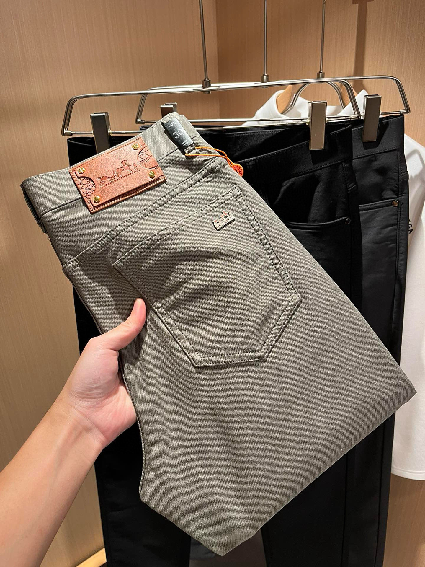 NO:116934,HERM*S AXS 2025 Early Spring Men's High-end Casual Pants Overseas Trading Company Channel Orders!  Men's casual slim straight-leg casual pants!  Shanghai Henglong store is on sale!  It is high-end, simple, and has exquisite craftsmanship and materials. It is very rigorous and demanding in pursuit of quality. It uses every detail to prove its brand image!  The typical essence of H-home, the very representative logo H-waist brand design!  The brand image of H's family is perfectly explained, and the signature leather brand is also quite amazing. It has built a brand leather LOGO waist brand, the fabric is perfectly transformed and sublimated, the heavy environmentally friendly plant enzyme washing process, the texture has a unique retro style, which is quite outstanding. It is recognized as a versatile and versatile color number, which can withstand the test of any season!  Well-tailed, clean, refreshing and neat!  Size 30-40 37 39,,hermes,alexander wang19860909HERM*S爱*仕 2025早春男士高端休闲裤 海外贸易公司渠道订单 ！男士休闲修身直筒休闲裤！上海恒隆店在售！高级、简约,工艺和用料方面都颇为考究,对于品质的追求非常严谨和苛刻,用每一个细节来力证自身品牌形象！H家的典型精髓,极具代表性的标志H腰牌设计！将H家的品牌形象完美阐释出来,招牌式的皮牌亦颇为惊艳,构建出品牌皮革LOGO腰牌,面料得到完美蜕变和升华,重磅环保植物酵素水洗工艺,肌理有着独特的复古风格,相当出彩,公认的万能百搭色号,经得住任何季节的考验配色！剪裁精良,干净清爽且利落！尺码30-40 37 39,,hermes,alexander wang,Men's clothing