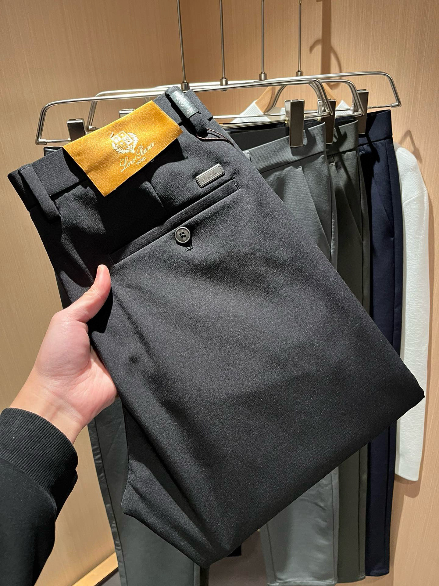 NO:116940,Loro Piana 2025 early spring new men's fashion high-end casual pants, Hong Kong foreign business channel products, original Japanese products, pure blood quality, perfectly continuing the essence and genes of LP home. From the main fabric to the detailed craftsmanship, all show the ingenuity of quality, using multiple brand elements to interpret, logo hardware design!  Identity manifestation that belongs to the soul!  Customer-supplied high-end imported elastic spandex fabric, very high-end and fashionable detailed craftsmanship, red ear cloth is completed by a specific antique loom. This element represents the identity and rank of the trousers, which is very worthy of savoring!  In terms of matching, it is invincible and explains the versatility in place, with ingenious details and exquisite accessories. The auxiliary materials are all provided by foreign merchants. They are tailored and slim, and the upper body is lifted with an excellent effect. They are a styling item that is hard to come by!  Size 30-40 37 39, loro piana, loro piana, alexander wang19860909Loro Piana诺悠翩雅 2025早春新品男士时装款高端休闲裤,香港洋行渠道货,日本原厂出品,纯血统品质,完美延续了LP家的精髓与基因,从主体面料到细节工艺,无不彰显出品质的匠心所在,运用多个品牌元素标识来诠释,标志logo五金设计！属于灵魂式的身份彰显！客供高级进口弹力氨纶面料,非常高级且时髦的细节工艺,赤耳布是由特定古董织布机完成,此元素代表着西裤的身份及段位,非常值得细品悦人！在搭配上所向无敌,把百搭阐释到位,细节匠心考究,辅料皆为外商客供,剪裁合体修身,上身提臀效果绝佳,可遇而不可求的造型单品！尺码30-40 37 39,,loro piana,loro piana,alexander wang,Men's clothing