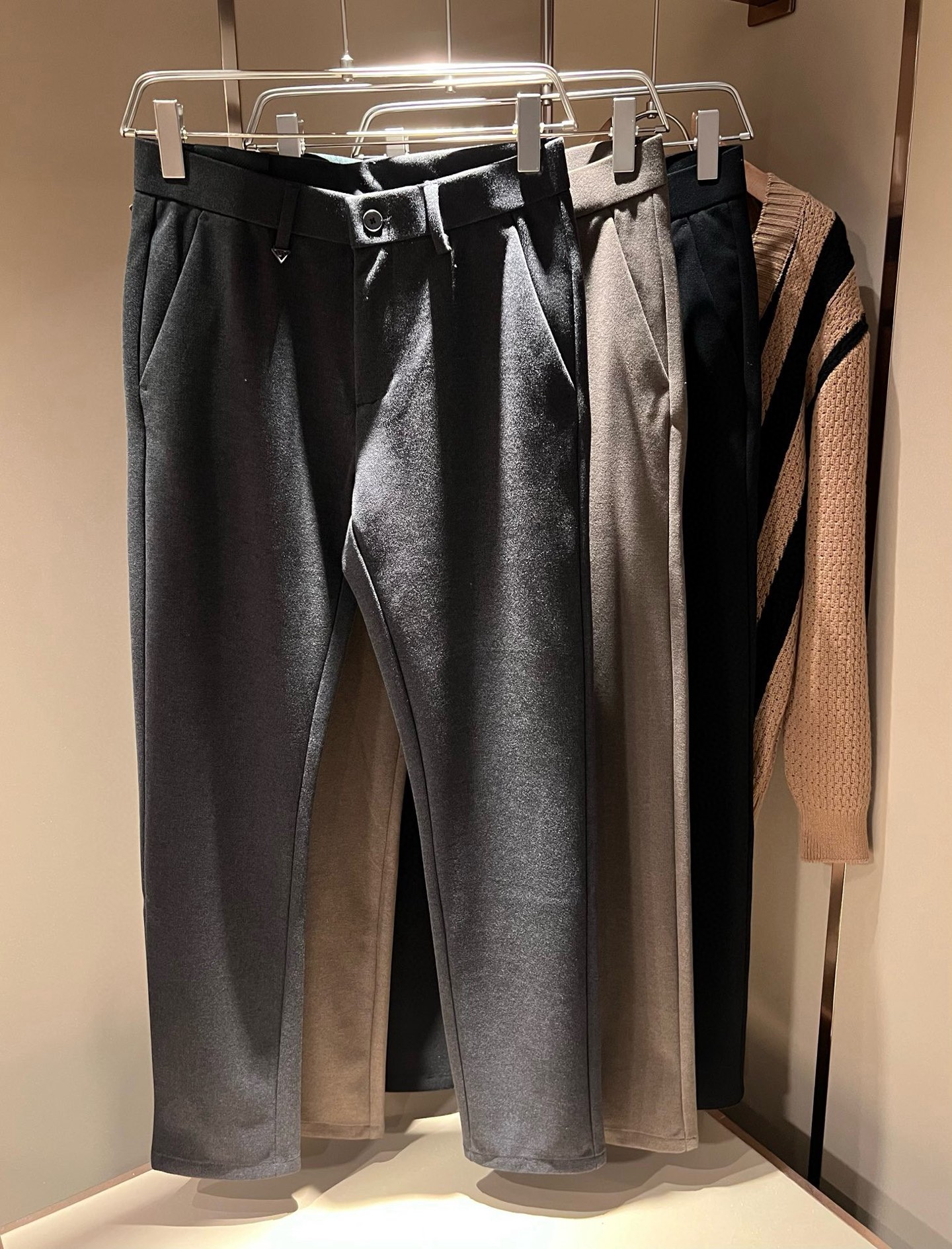 NO:116971,BottegaVen*ta Baodian Home Trading Company Channel Order 2025 Autumn and Winter New Men's Fashion Business and Casual Straight Cashmere Trousers, Top Trading Company Products, High-end Limited Edition Top Cowboys, Platinum-grade Perfect Quality, Directly Entering the Counter, A Very Awesome Casual Pants, It is a rare beauty in the industry in recent years. The quality craftsmanship, fabrics and accessories subvert the imagination, the details are exquisite and exquisite, and the original cashmere fabric is customized!  Creating unruly and tough personality colors, the logo butterfly logo hardware adds a lot of points, clever and exquisite, the tailoring and design continue the Italian modern simplicity and ability, bringing the tone of fashion aesthetics to the extreme. Size 30-40 37 39,,bottega veneta,alexander wang19860909BottegaVen*ta宝碟家 贸易公司渠道订单 2025秋冬新品男士时尚商务休闲直筒羊绒西裤, 顶级贸易公司货,高端限量版极品牛货,白金级完美品相,直接入专柜性质,极为牛掰的一款休闲裤,是业界近年罕见的尤物,品质工艺与面料、辅件颠覆想象,细节相当精湛考究,定制原版羊绒面料！塑造出不羁和硬朗的个性色彩,标志蝴蝶logo五金加分不少,巧妙而精致,剪裁与设计延续了意式的现代简洁与干练,将时装美学的基调发挥到极致.尺码30-40 37 39,,bottega veneta,alexander wang,Men's clothing