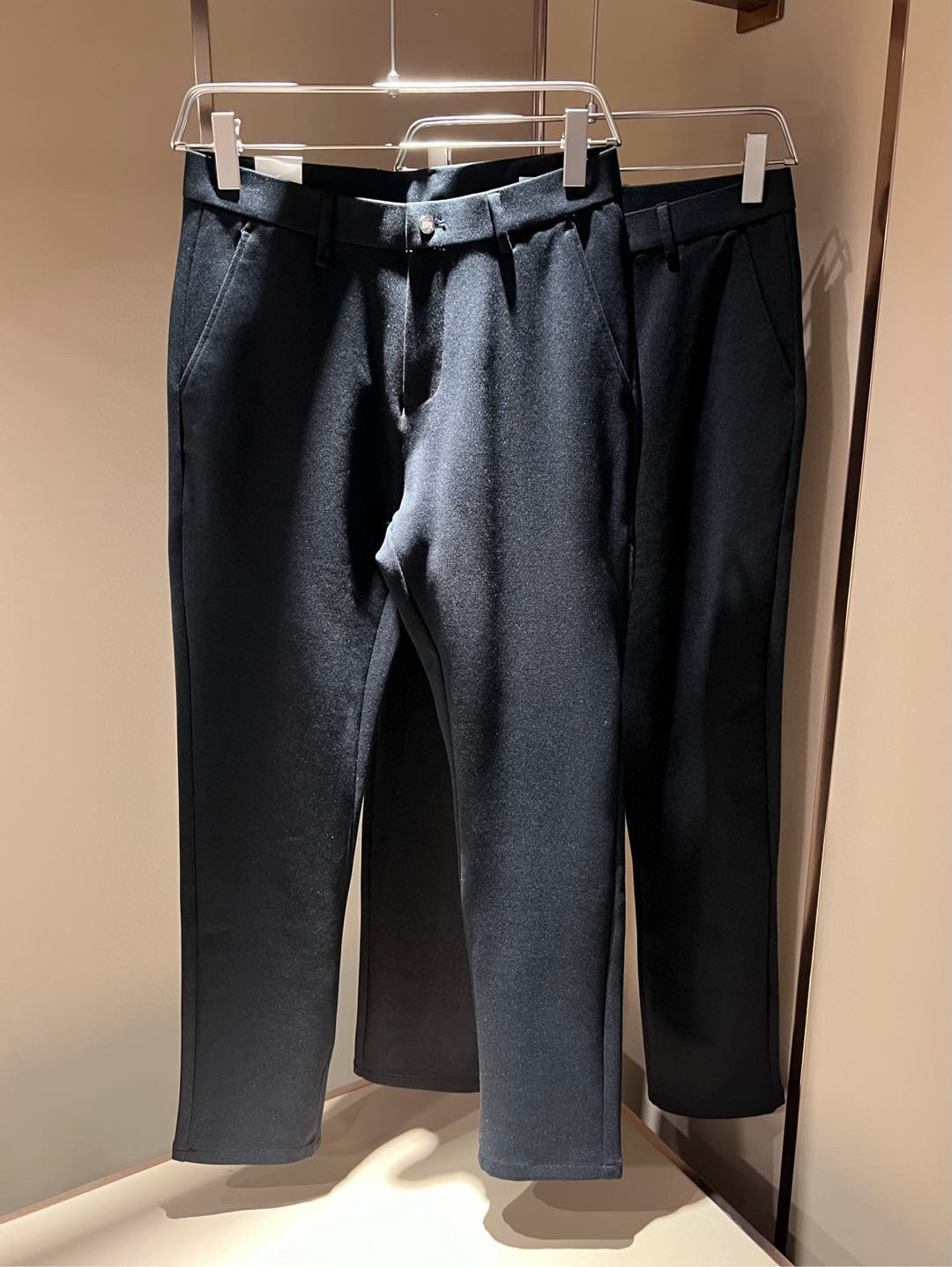 NO:116967,LO*WE/Luo*We 2025 autumn and winter new men's fashion high-end casual cashmere trousers, Hong Kong foreign business channel goods, original Japanese products, pure blood quality, perfectly continues the essence and genes of LOE*'s home. From the main fabric to the detailed craftsmanship, all show the ingenuity of quality, use multiple brand elements to interpret, and choose precious materials to build a hardware logo design!  Identity manifestation that belongs to the soul!  Customers supply high-end imported pure cotton fabrics, very high-end and fashionable detailed craftsmanship, red ear cloth is completed by a specific antique loom. This element represents the identity and rank of jeans, which is very worthy of savoring!  In terms of matching, it is invincible and explains the versatility in place, with ingenious details and exquisite accessories. The auxiliary materials are all provided by foreign merchants. They are tailored and slim, and the upper body is lifted with an excellent effect. They are a styling item that is hard to come by!  Size 30-40, loewe, jeans, alexander wang19860909LO*WE/罗*威 2025秋冬新品男士时装款高端休闲羊绒西裤,香港洋行渠道货,日本原厂出品,纯血统品质,完美延续了LOE*家的精髓与基因,从主体面料到细节工艺,无不彰显出品质的匠心所在,运用多个品牌元素标识来诠释,选取矜贵的材质构建五金logo设计！属于灵魂式的身份彰显！客供高级进口纯棉面料,非常高级且时髦的细节工艺,赤耳布是由特定古董织布机完成,此元素代表着牛仔裤的身份及段位,非常值得细品悦人！在搭配上所向无敌,把百搭阐释到位,细节匠心考究,辅料皆为外商客供,剪裁合体修身,上身提臀效果绝佳,可遇而不可求的造型单品！尺码30-40,,loewe,jeans,alexander wang,Men's clothing