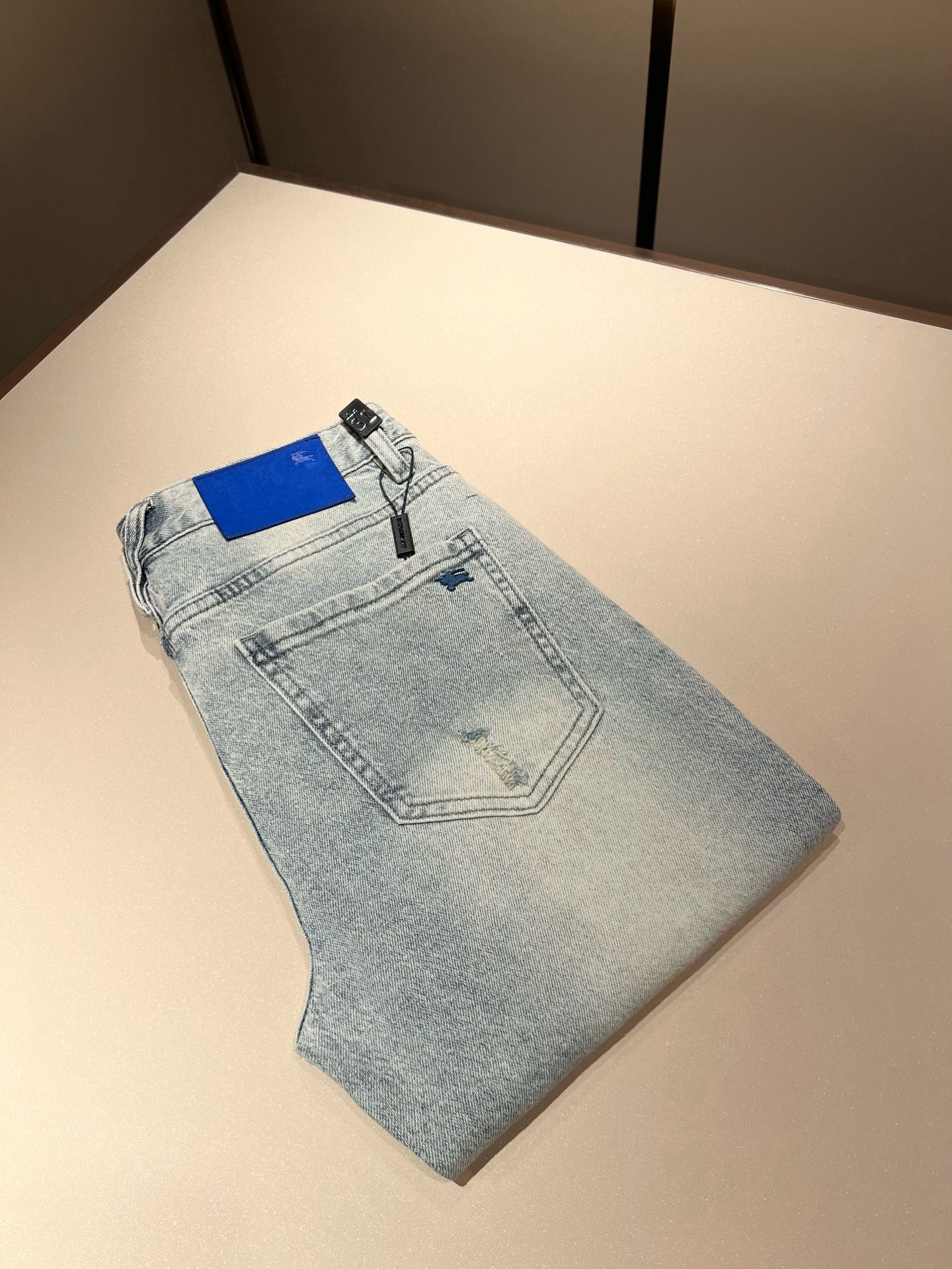 NO:116989,BURBER*Y Ba*li 2025 early spring new product for men's high-end casual and versatile jeans!  For BUR fans, such a grand classic design is enough to plant grass at a glance. It is the most handsome series among all BUR jeans this year. I only need to take a look and know that this will definitely be a hit product that has caused a sensation, and it is popular on the Internet. The classic slim three-dimensional tailoring style is equipped with the latest logo pattern waist brand craft design!  Pocket printed logo pattern design!  Very representative waist brand modification!  It simply and easily demonstrates the charm of the brand, and naturally presents specifications, grades, fashion and trendy effects. It matches the performance to easily create a high-end and high-end effect!  The top imported Japanese washing cowboy is made of cotton, and it is comfortable and breathable, and has a natural drape, which is suitable for all year round outfits!  !  This jeans are made of three-dimensional cut and straight-fitting style. The magic and practical wearability of the single match are understandable. Whether you are wearing daily clothes or appearing on the high street, it is the best choice. It is super charming!  It also demonstrates the authentic BUR original flavor, and it also perfectly shows its specifications and rank!  Obviously, this is a big and powerful product that you must collect. Whether you are a fan of BUR or not, you must collect this product and highly recommend it!  Size 29-40, Burberry, jeans, alexander wang19860909BURBER*Y巴*莉 2025早春新品男士高端休闲百搭牛仔裤！对于BUR粉丝来说,这样大气的经典设计足矣一眼种草,是今年BUR所有牛仔裤当中最帅的一个系列,我只需要看一眼就知道,这绝对会是一个引起轰动的爆款,而且全网风靡,经典的修身立体剪裁版型打造,配置了最新的logo图案腰牌工艺设计！口袋印花logo图案设计！极具代表性腰牌修饰！简单轻松的彰显出品牌魅力所在,自然而然的呈现规格,档次,时髦以及新潮效果,搭配性能满分,轻松穿出高级感与高端效果！顶级的进口日本洗水牛仔棉质打造,并舒适透气感满分,且垂感自然,适合一年四季的穿搭所需！！此款牛仔裤采用了立体裁剪小直筒版型打造,其单配魔力与实穿性是无可厚非的,不管你是日常穿搭还是高街出镜都是不二之选,超具魅力！更是彰显了地地道道的的BUR原味,同时也是完美的展现了其规格和段位所在！很显然,这是一款绝对要收的重磅好货,不管你是不是BUR的粉丝,此款你都必须要收,极力推荐的好货！尺码29-40,,burberry,jeans,alexander wang,Men's clothing