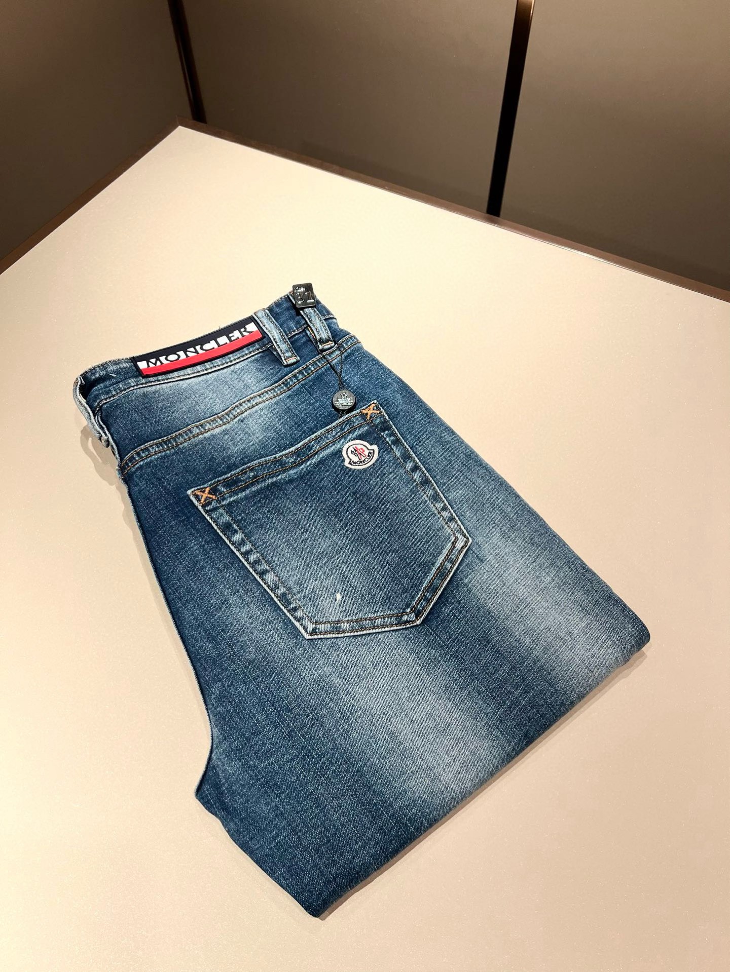 NO:116987,MONC Meng*kou 2025 early spring new jeans, trading company channels are rare, and they are on sale on the official website at the same time!  M Scarce Channel Order Products, Quality Control Close Your Eyes to Accept It’s No Regret!  Customized original logo badge design!  This denim trousers are made of imported pure cotton fabrics!  The top denim fabric is carefully crafted, the ingredients are very basic but super perfect. The surface twill feels clear and natural, and the feel is really tough. The actual product will definitely make you convinced and stand the test of random counters!  The style is also very outstanding, and it is a super slim style. If you can meet it, please quickly accept it, which will save you a lot of effort in matching!  Size 29-40, jeans,alexander wang19860909MONC蒙*口2025早春新款牛仔裤,贸易公司渠道稀出,同步官网发售！M稀缺渠道订单臻品,品质控闭眼收走的不后悔款！定制原版logo徽章设计！本款牛仔长裤选用客供进口纯棉面料！顶级牛仔面料精心制作,成份组合很基础却又是超完美,表面斜纹肌里感清晰自然,手感瓷实有韧性,实物到手绝对让你为之诚服,经得起随意柜台支验！版型方面也非常出色,属于超显瘦的版型,能碰到的就赶紧收下,会让你在搭配方面省下不少力！尺码29-40,,jeans,alexander wang,Men's clothing