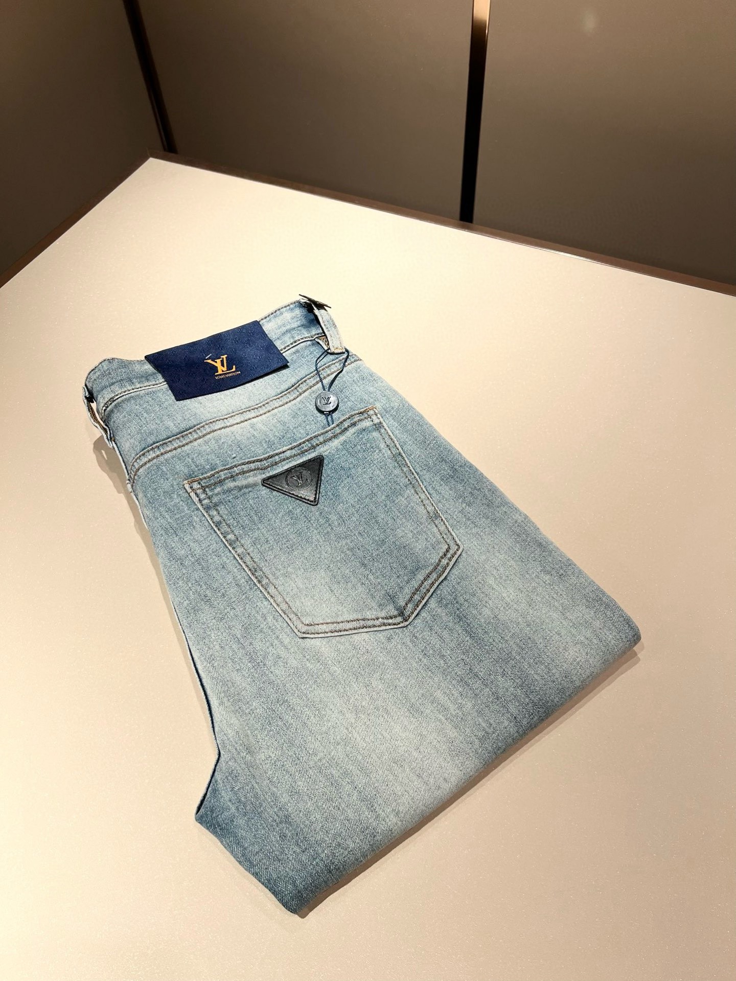 NO:116979,Louis Vuitto*Louis*Deng 2025 Early Spring New Men's Classic Washed Small Straight Jeans. Excellent upper body performance, a versatile choice, and a great value-for-money sharing!  !  As a classic combination of simple elements for boys, the classic jeans series of Louis meets the Louis classic jeans series, this has always been a legendary item in the industry and a lasting item. Many men with senior economic strength are guests of the Louis family. Countless bigwigs have performed this sentence. This is even circulated in the fashion circle. It is made of top denim jeans. After high-end washing process, it is of great grade and luxury. Nameplate waist brand hardware logo auxiliary material design!  The fabric is excellent and comfortable on the upper body, giving people a full of trendy and fashionable atmosphere, interpreting luxury and trend to the extreme. The classic, exquisite and precise straight-tube cutting design, and the thickness can be even better across all seasons!  Size 30 -40, louis vuitton,louis vuitton,alexander wang19860909Louis Vuitto*路易*登2025早春新款男士经典水洗小直筒牛仔长裤.绝佳的上身性能,百搭之选,超值性价比分享！！作为男生简约元素经典搭配,路遇路易经典仔裤系列,这个一直是业内的传奇单品,也是经久不衰的单品,很多具有资深经济实力的男人都是路易家族的座上客,无数的大佬都曾演绎过,时尚圈更是流传这么一句话,顶级丹宁牛仔面料打造而成,经高端水洗工艺处理后,极具档次与奢华感.铭牌腰牌五金logo辅料设计！面料极好上身舒适,给人满满的潮流时髦气息,将奢华与潮流感演绎到了极致,经典精湛精准的直筒版型裁剪设计,厚度更是能横跨四季必入好款！ 尺码30 -40,,louis vuitton,louis vuitton,alexander wang,Men's clothing