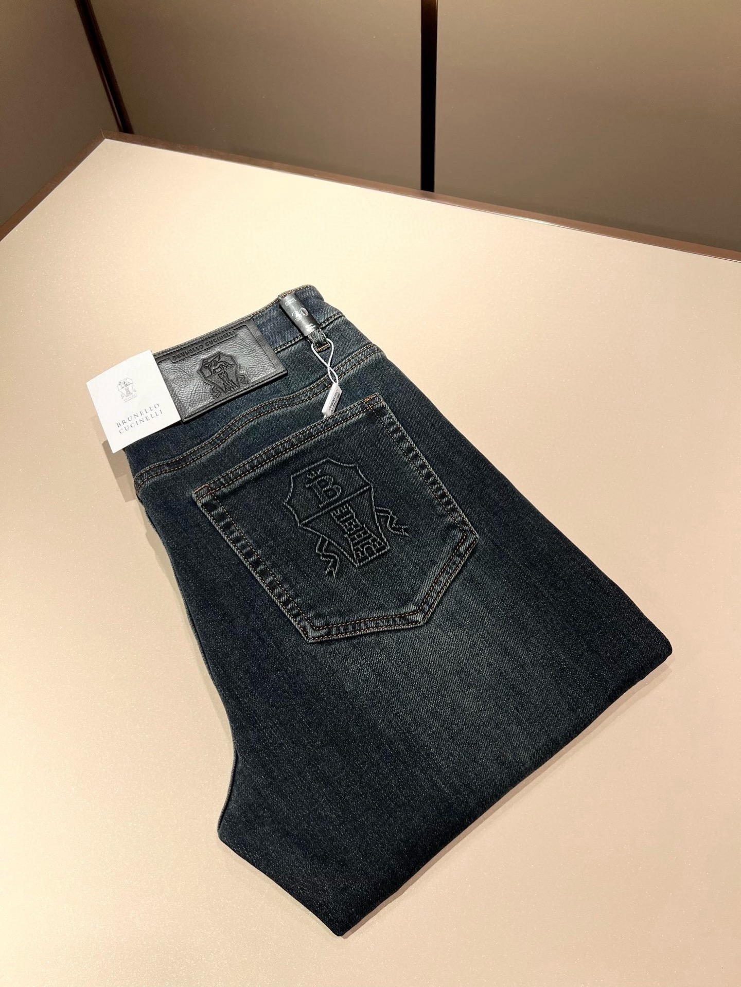 NO:116976,BC-Brunello Cucineli 2025 early spring new men's fashion high-end casual jeans, Hong Kong foreign business channel goods, original Japanese production, pure blood quality, perfectly continues the essence and genes of LOE*'s home. From the main fabric to the detailed craftsmanship, all show the ingenuity of quality, use multiple brand elements to interpret, and choose the precious cowhide material to build a logo waist brand design!  Identity manifestation that belongs to the soul!  Customer-supplied high-end imported pure cotton fabrics, very high-end and fashionable detailed craftsmanship, red ear cloth is completed by a specific antique loom. This element represents the identity and rank of jeans, which is very worthy of careful appreciation!  In terms of matching, it is invincible and explains the versatility in place, with ingenious details and exquisite accessories. The auxiliary materials are all provided by foreign merchants. They are tailored and slim, and the upper body is lifted with an excellent effect. They are a styling item that is hard to come by!  Size 29-40, brunello cucinelli,loewe,jeans,cowhide,alexander wang19860909BC-Brunello Cucineli 2025早春新品男士时装款高端休闲牛仔裤,香港洋行渠道货,日本原厂出品,纯血统品质,完美延续了LOE*家的精髓与基因,从主体面料到细节工艺,无不彰显出品质的匠心所在,运用多个品牌元素标识来诠释,选取矜贵的牛皮材质构建logo腰牌设计！属于灵魂式的身份彰显！客供高级进口的纯棉面料,非常高级且时髦的细节工艺,赤耳布是由特定古董织布机完成,此元素代表着牛仔裤的身份及段位,非常值得细品悦人！在搭配上所向无敌,把百搭阐释到位,细节匠心考究,辅料皆为外商客供,剪裁合体修身,上身提臀效果绝佳,可遇而不可求的造型单品！尺码29-40,,brunello cucinelli,loewe,jeans,cowhide,alexander wang,Men's clothing