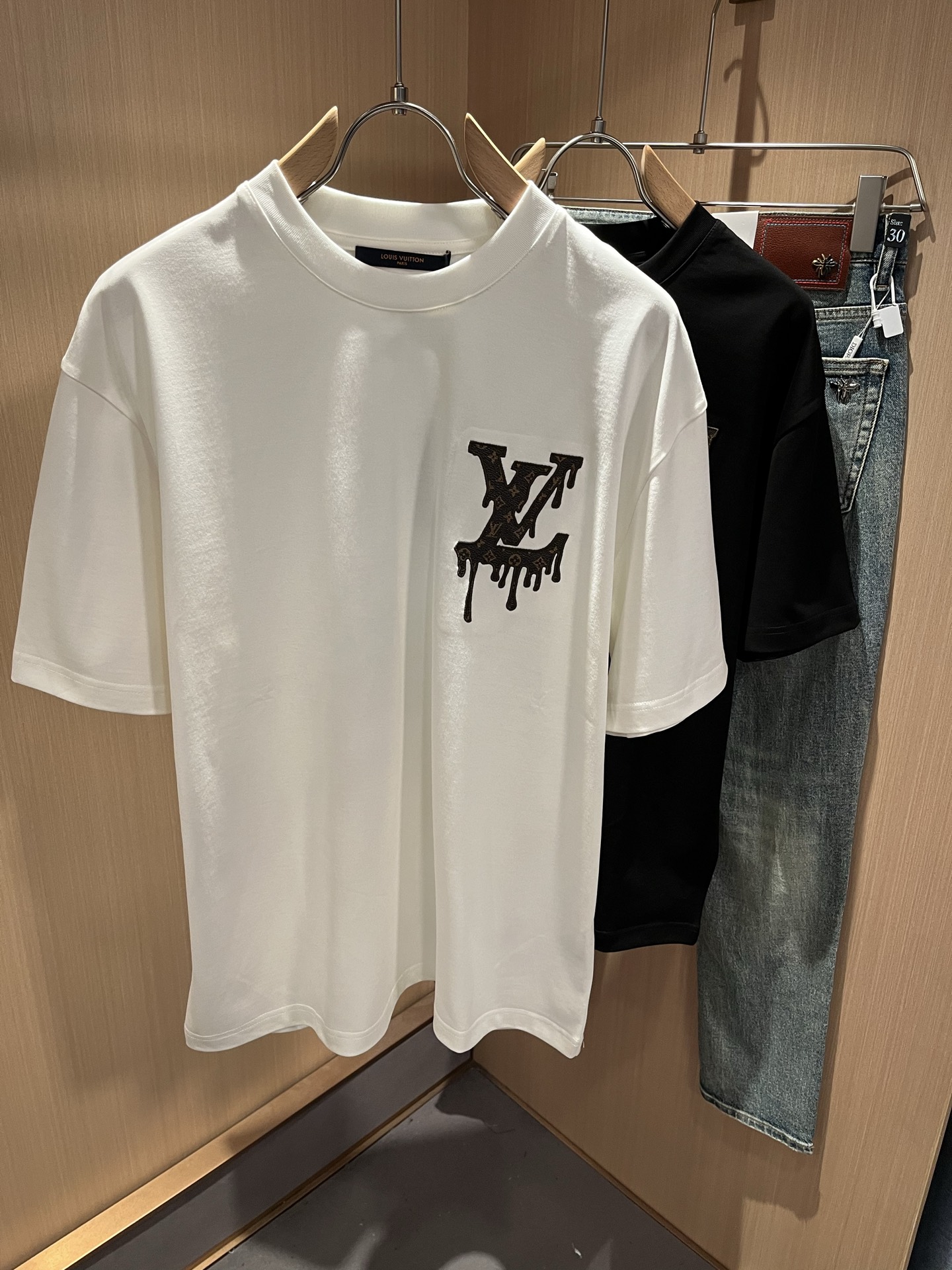 NO:121520,LouisVuitt*Louis*Deng The new series of spring and summer 2025 products are launched, a very fashionable and avant-garde short-sleeved T-shirt for men and women, with logo embroidery craftsmanship decoration!  Different from the past, it declares the design concept that has been passed down for many years in the brand!  Its eye-catchingness is no less than any classic style, perfectly presenting the fashionable, high-end and luxurious feeling in front of the world!  Made of imported cotton, the customer-supplied and imported cotton material is selected, with a high-quality 260g pure cotton fabric, which has a soft and soft touch, and the real thing is definitely beyond your imagination. It is extremely comfortable and breathable in close body. Even if you sweat profusely, you will not feel greasy or stuffy. It will bring sweating and moisture absorption to the extreme!  Size M-3XL, louis vuitton,louis vuitton,t-shirt,tees,t-shirt,alexander wang19860909LouisVuitt*路易*登 2025春夏全新系列单品上线,非常时髦前卫的一款男女同款短袖T恤,标识logo图案刺绣工艺修饰！区别于以往的不同,宣示品牌传承多年的设计理念！其吸睛度完全不亚于任何经典款式,将时髦高级感与奢华感完美呈现在世人眼前！客供进口全棉材质制成,精选优质260g纯棉面料,触感软糯亲肤细腻,实物到手绝对超乎你的想象,贴身无比舒适透气,即便是汗流浃背也不会有腻身及闷热感可言,将排汗吸湿性发挥到了极致！尺码M-3XL,,louis vuitton,louis vuitton,T-shirt,tees，t-shirt,alexander wang,Men's clothing