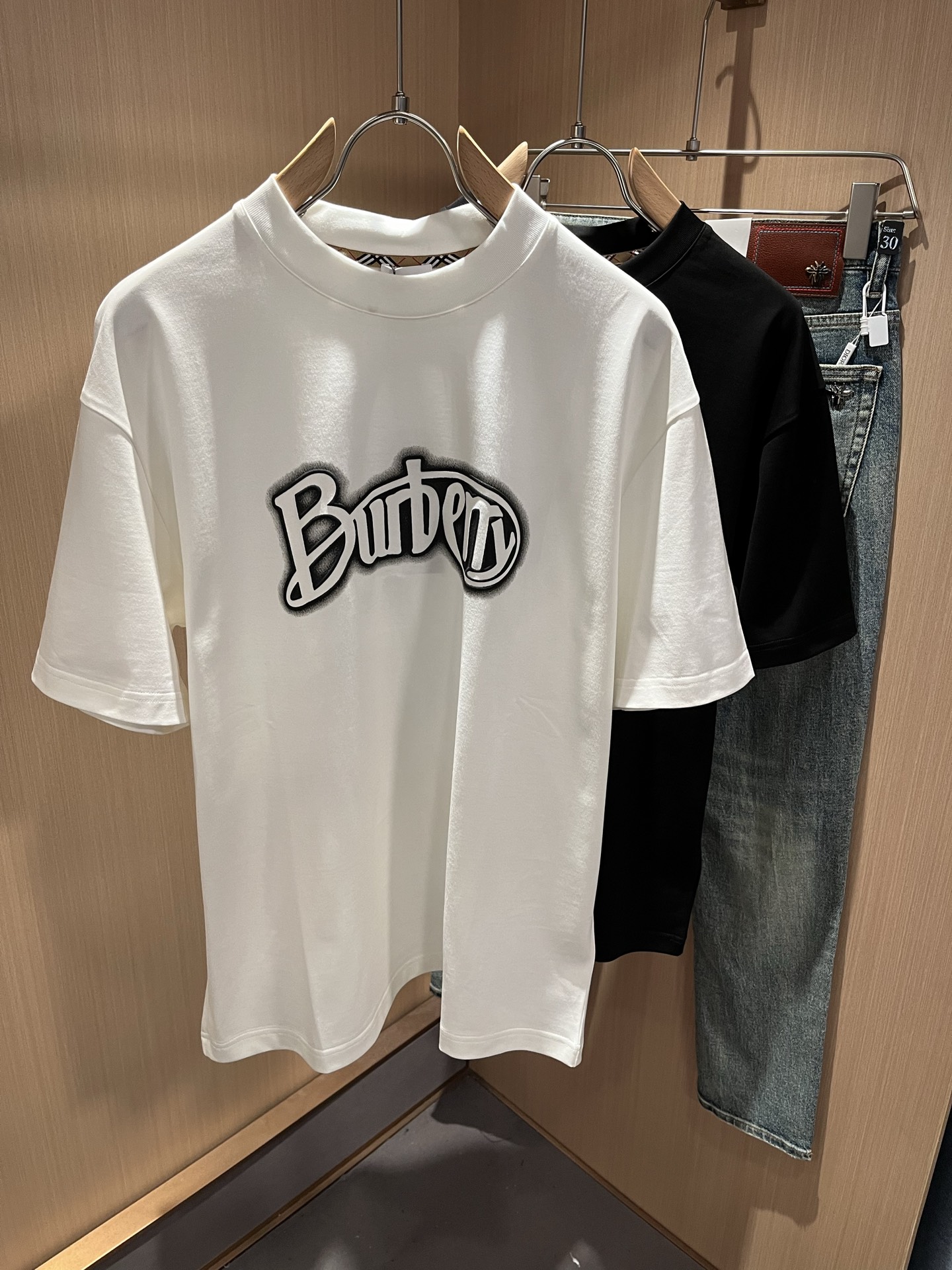 NO:121523,BURBER*Y Ba*li's new spring and summer 2025 short-sleeved T-shirt for men and women, is coming, and is made of a popular environmentally friendly pure cotton fabric recently. It is a high-end outdoor sports and leisure series, which is very popular in sports!  BUR's latest special material, logo pattern printing design!  Fabric is also called memory cloth, which refers to fabrics with morphological memory functions. It instantly kills all versions on the market. It can only be said that it is not a level of existence at all. Whether it is material, detail restoration and craftsmanship, you are not afraid of any challenges. Just to contribute wonderful products to everyone. As always, it is consistent. A style that implements the core concept of BUR will be closely tied to fashion, always maintaining perfection, a simple but not simple design style perfectly meets the outfit you need in daily life. Size: M-3XL., burberry, T-shirt, tees, t-shirt, alexander wang19860909BURBER*Y巴*莉2025春夏新品男女同款短袖T恤,重磅来袭,最近比较火热的环保纯棉面料制作而成,高端户外运动休闲系列,非常火热运动风潮！BUR最新研发的特殊材质,标志logo图案印花设计！面料也叫记忆布,是指具有形态记忆功能的面料,秒杀市面上一切版本,只能说根本就不是一个级别的存在,不管是材质还是细节还原度以及工艺制作方面,不惧任何挑战,只为给大家奉献绝妙产物一如既往,始终如一,贯彻了BUR核心理念的一个款式将与时尚紧紧的捆绑在一起,时刻保持完美,简约而不简单的的设计风格,完美的满足了你日常所需要的穿搭.尺码:M-3XL.,,burberry,T-shirt,tees，t-shirt,alexander wang,Men's clothing